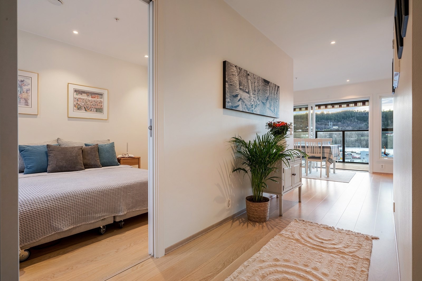 - Leiligheten har to soverom. Hovedsoverommet måler 10,3 m² - Galleribilde