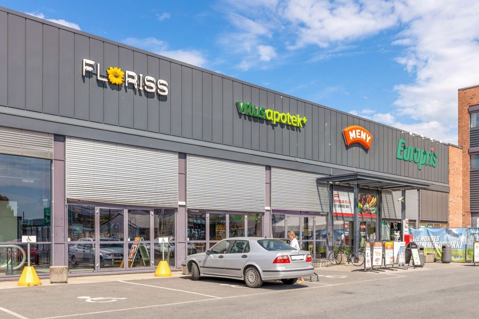 Rett i nærheten finner du blant annet stor Meny, apotek og hudpleie Galleribilde