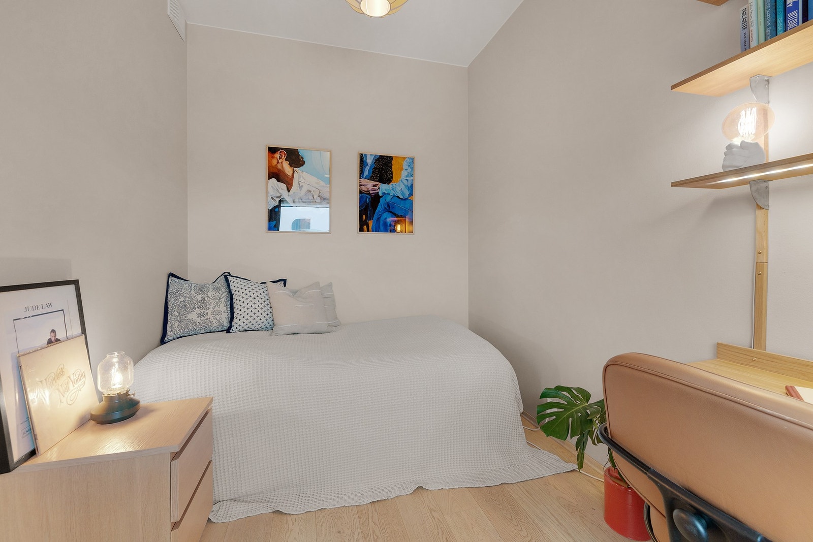 Boligens andre soverom er også av god størrelse Galleribilde