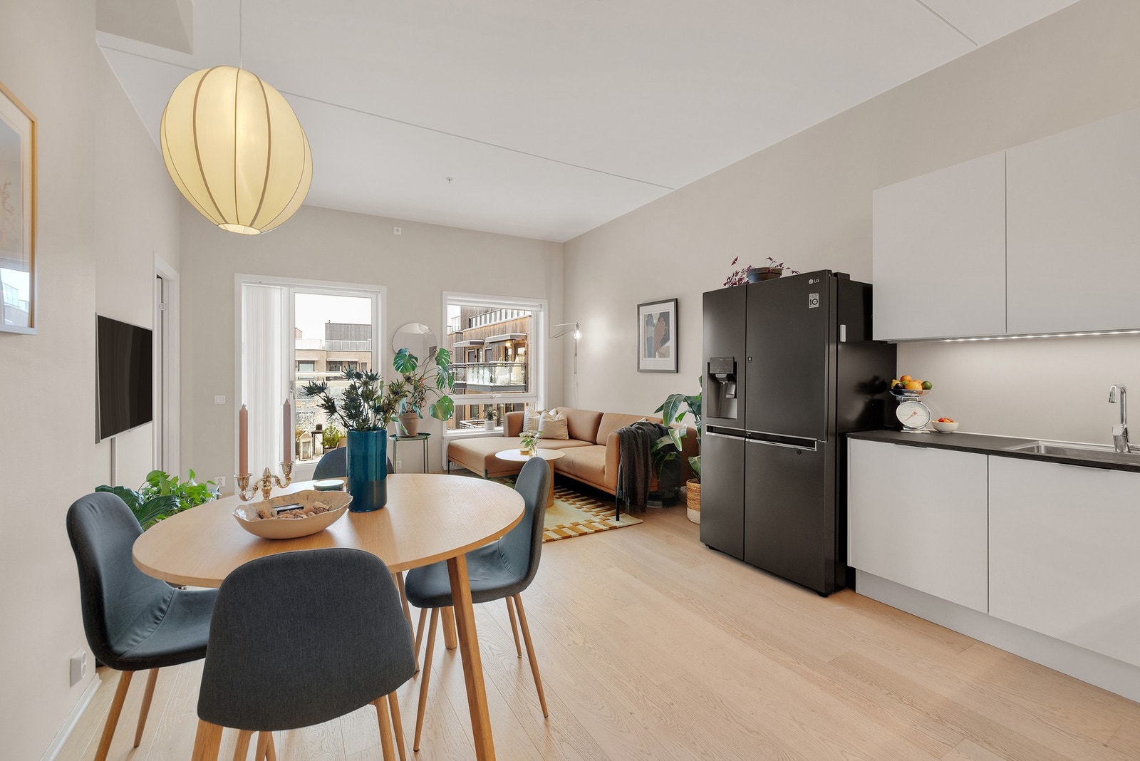 Leiligheten har flotte en-stavs parkettgulv Galleribilde