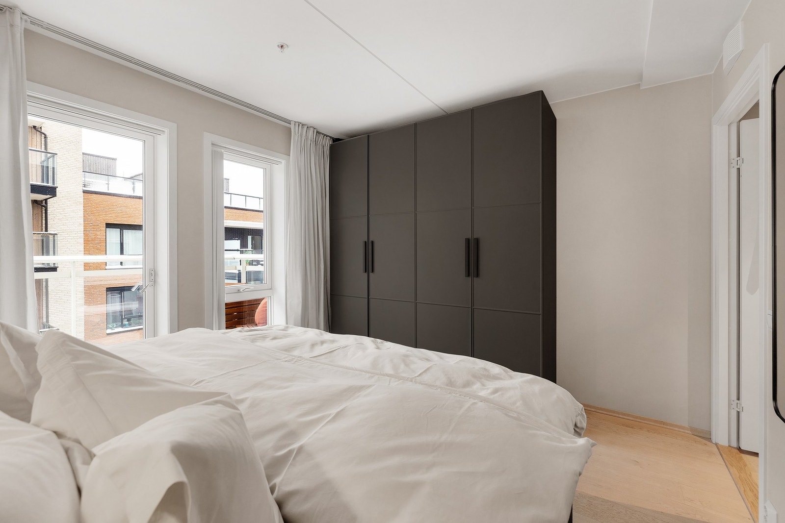 Stort garderobeskap med gode oppbevaringsmuligheter medfølger Galleribilde