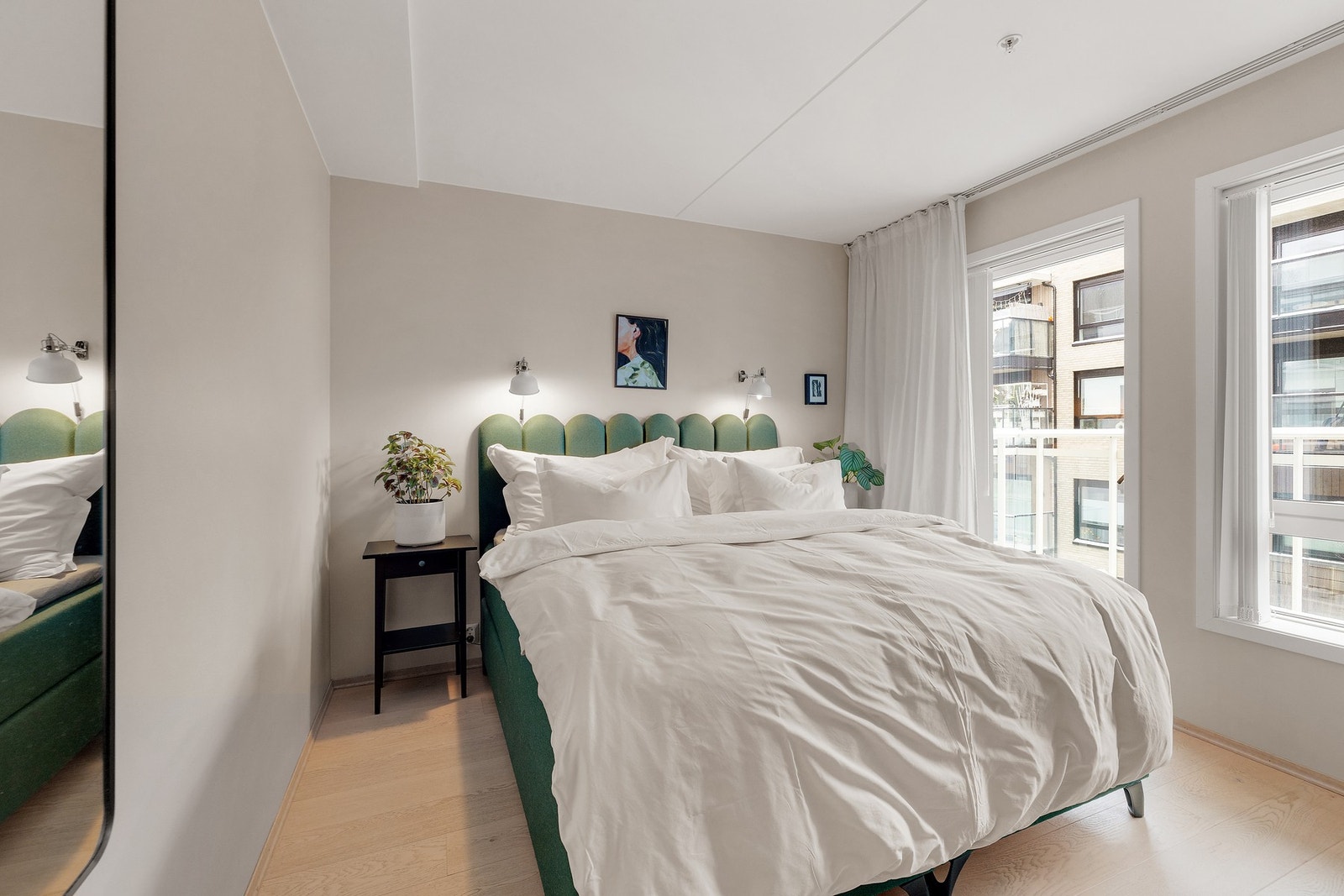 Også her er det store vindusflater som skaper en fin atmosfære Galleribilde