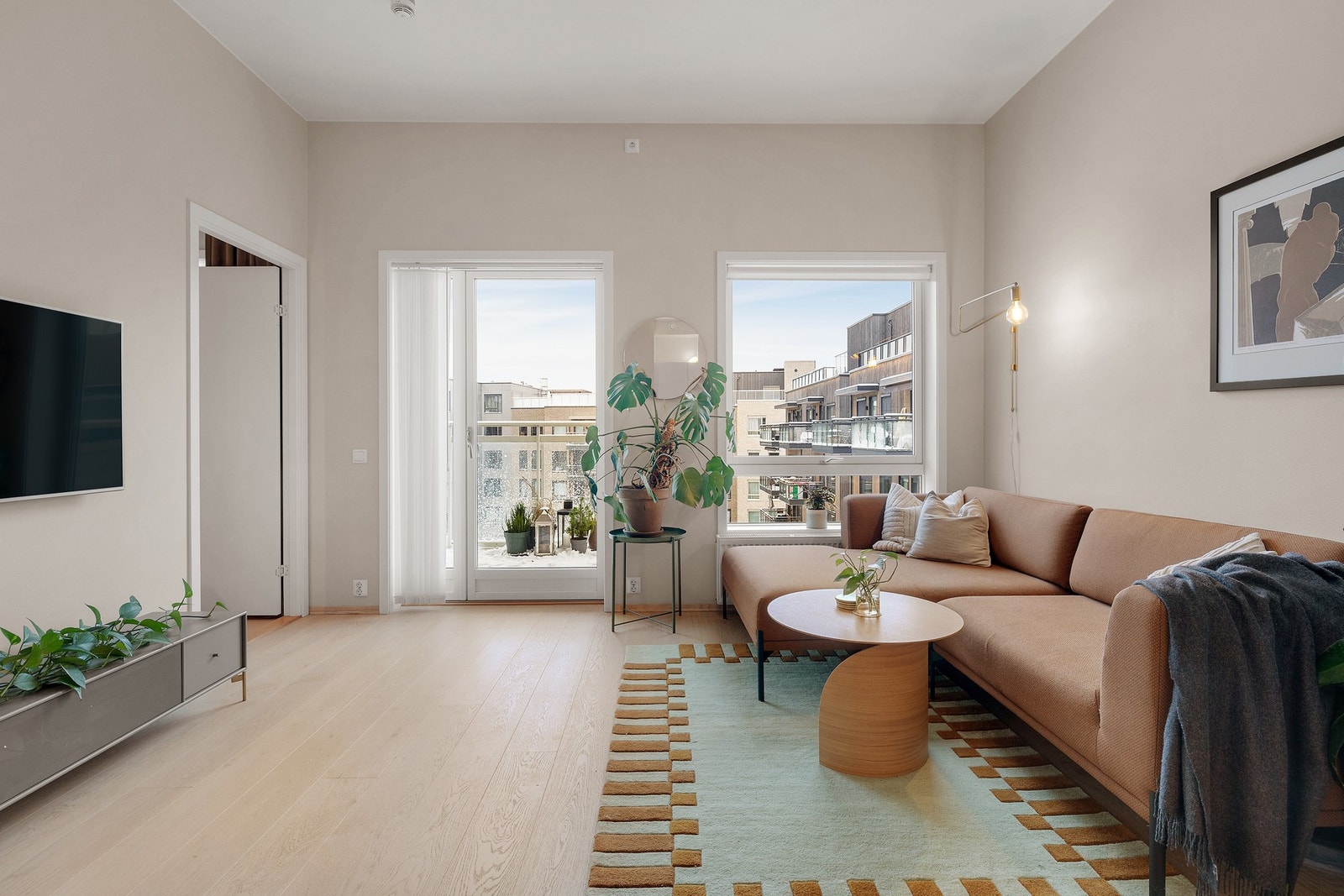 Store vindusflater og takhøyde på hele 3 meter gjør boligen meget lys og luftig Galleribilde