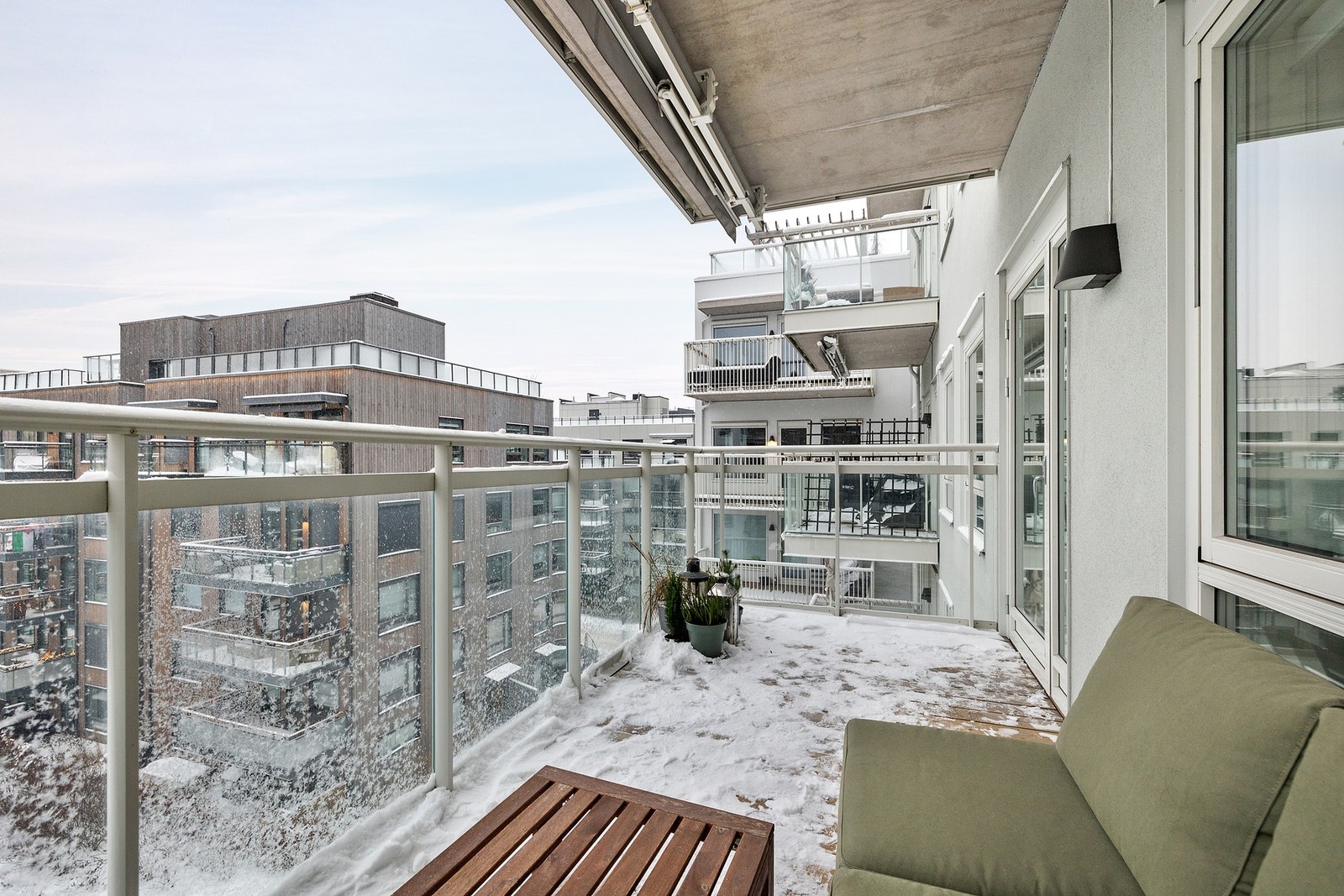 Balkongen er sør-vestvendt og byr på meget gode solforhold Galleribilde