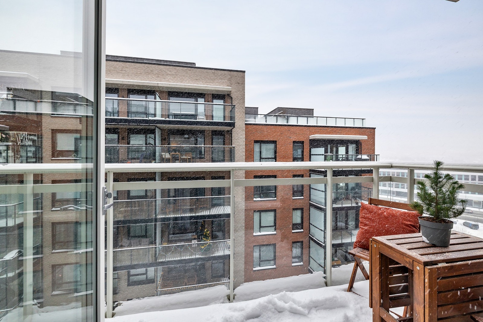 Fra soverommet er det adkomst til en herlig balkong - vanskelig å forestille seg i snøstorm, men her kan man virkelig nyte morgensolen sommerstid Galleribilde