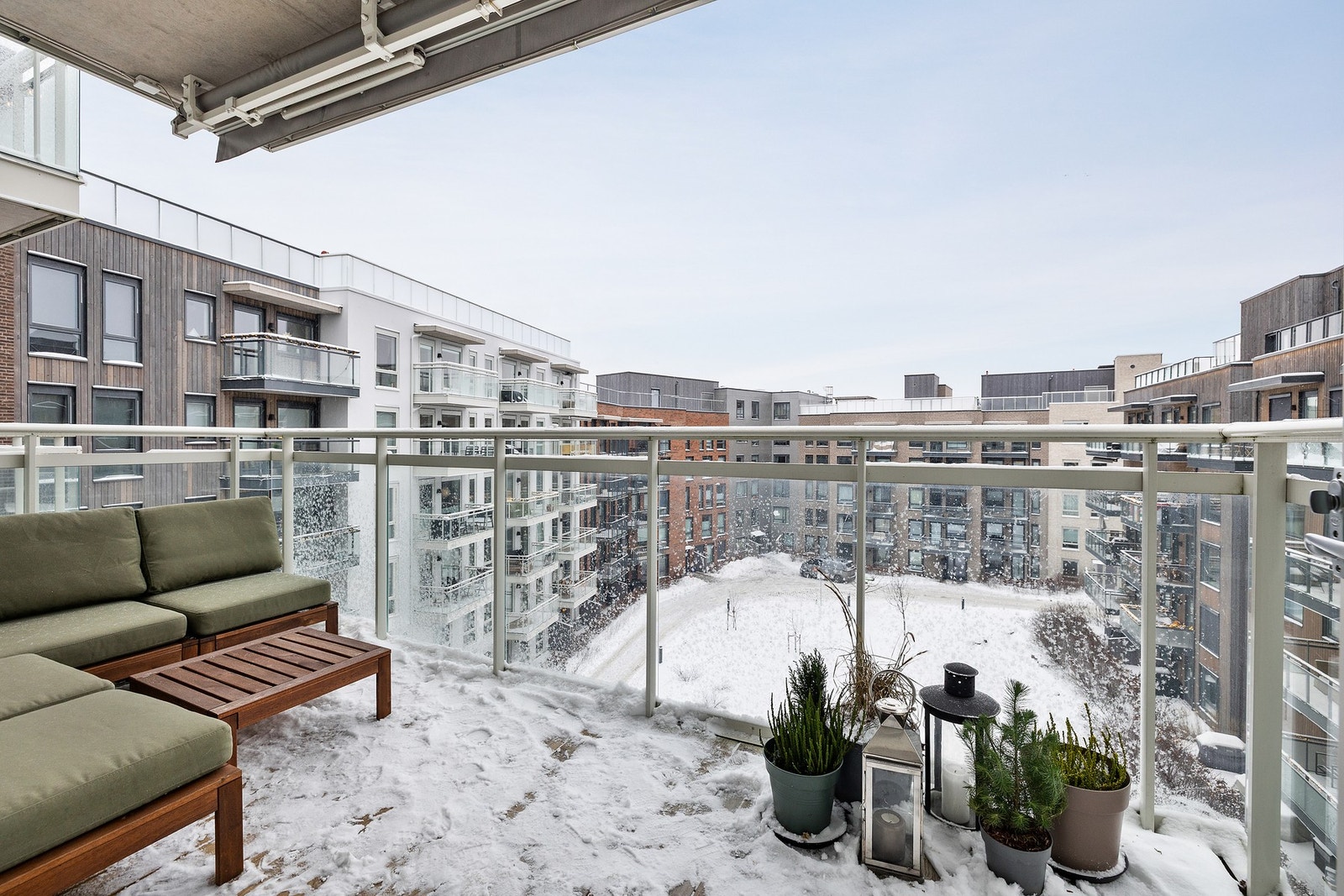 Fra stuen er det utgang til en av boligens to balkonger Galleribilde