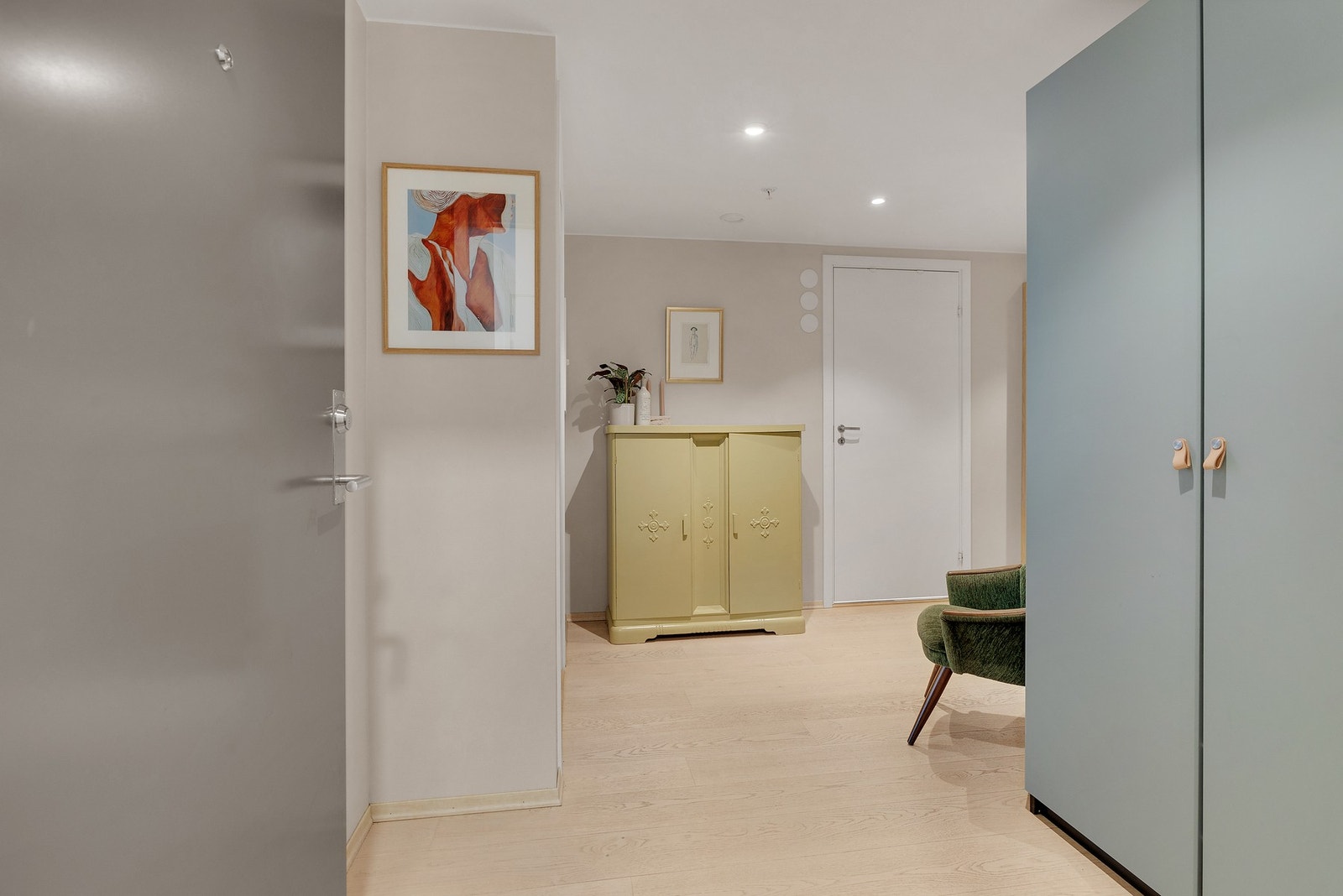 Garderobeskap medfølger Galleribilde