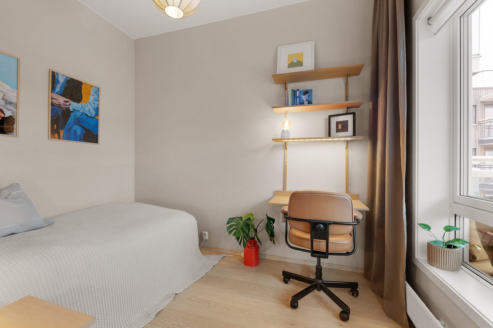 Soverom 2 har også plass til dobbeltseng med tilhørende nattbord Galleribilde