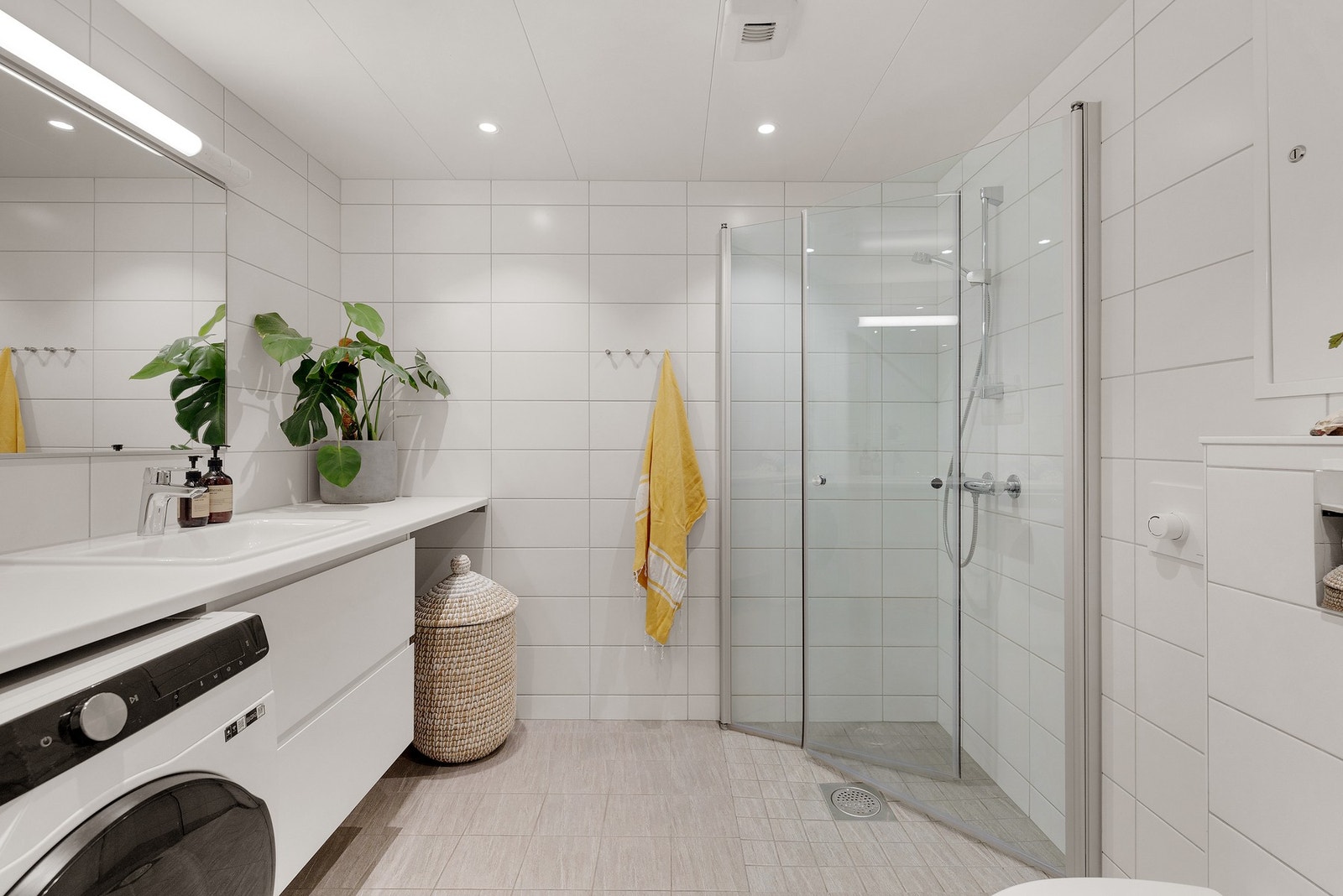 Pent, flislagt bad fra byggeår Galleribilde