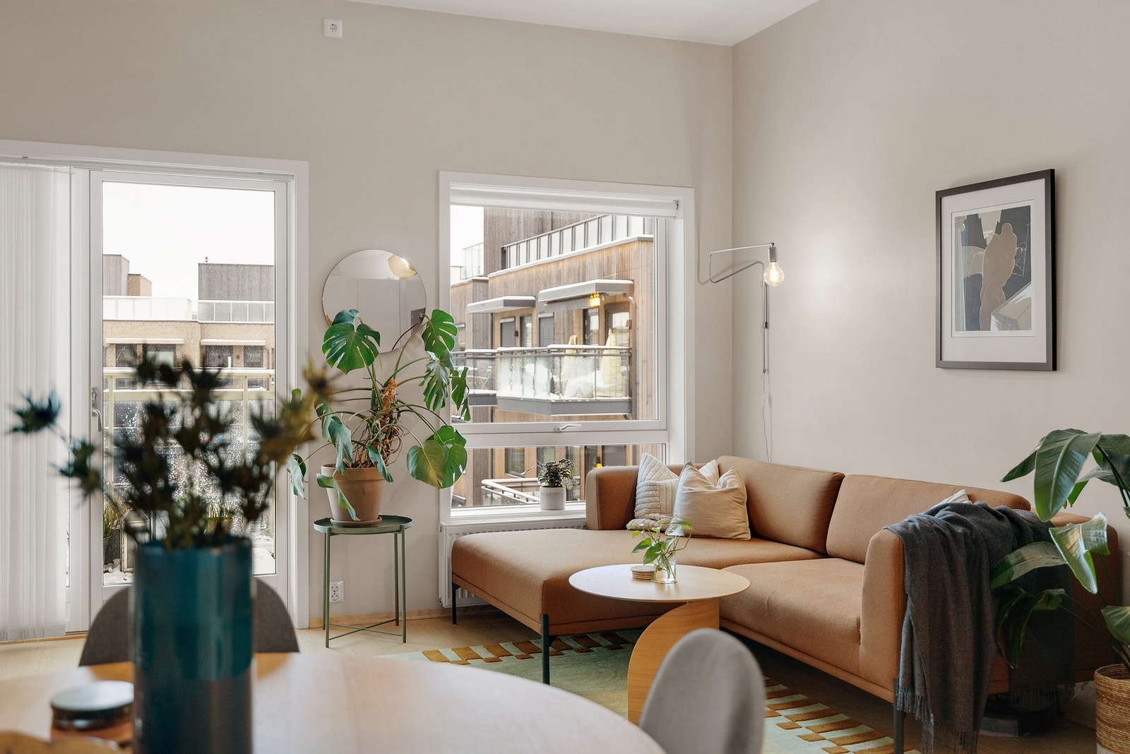 Det er god plass til stor sofa og tilhørende møblement Galleribilde