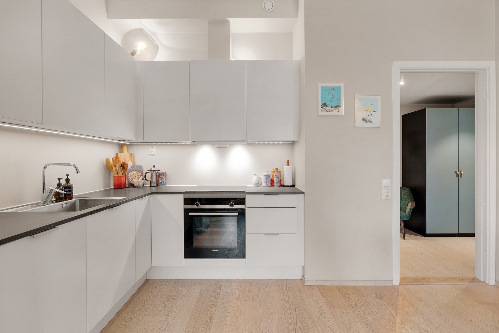 Flott og tidsriktig kjøkken fra byggeår med glatte fronter og benkeplate i laminat Galleribilde