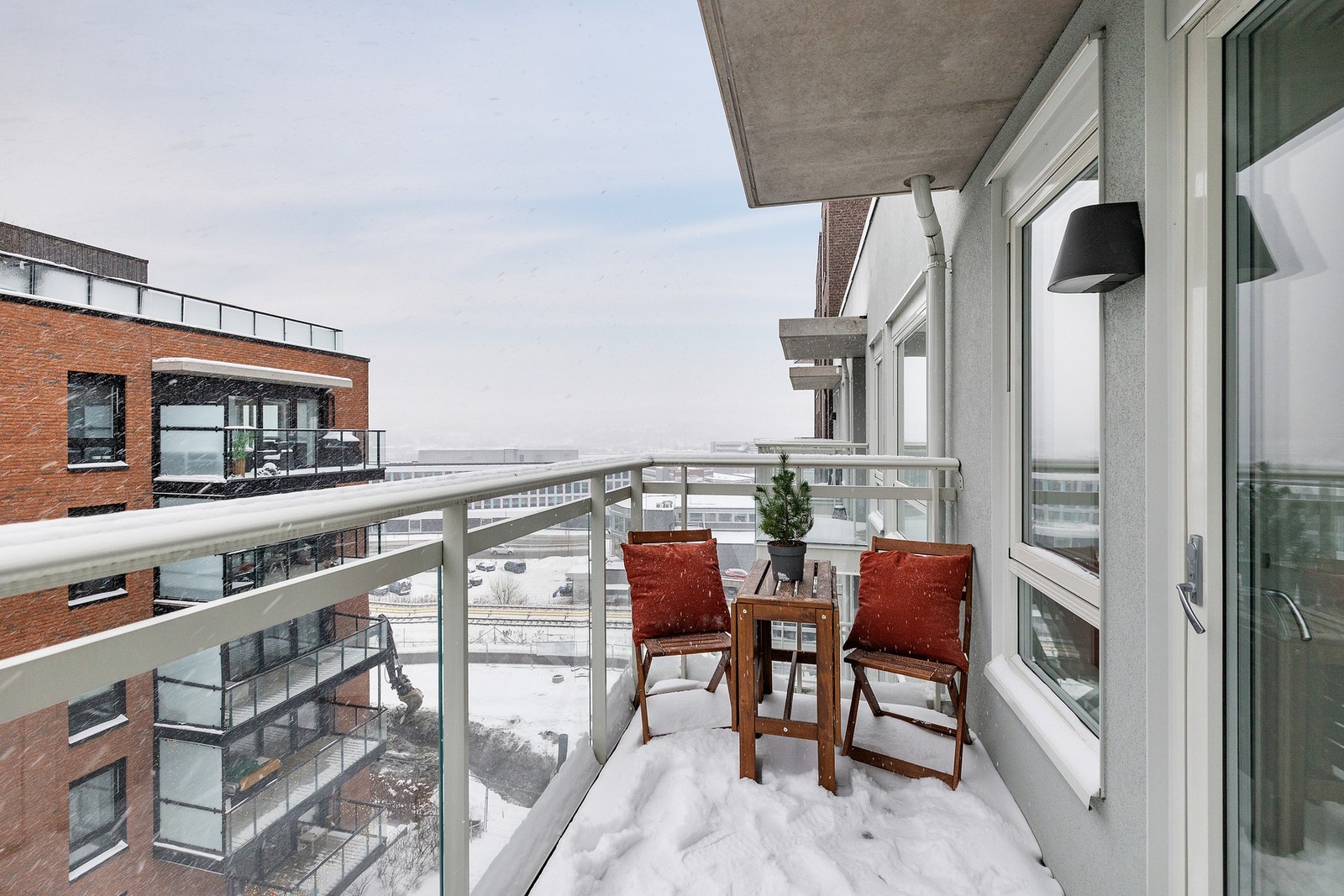 Balkongen er østvendt med flott utsikt mot Østmarka Galleribilde