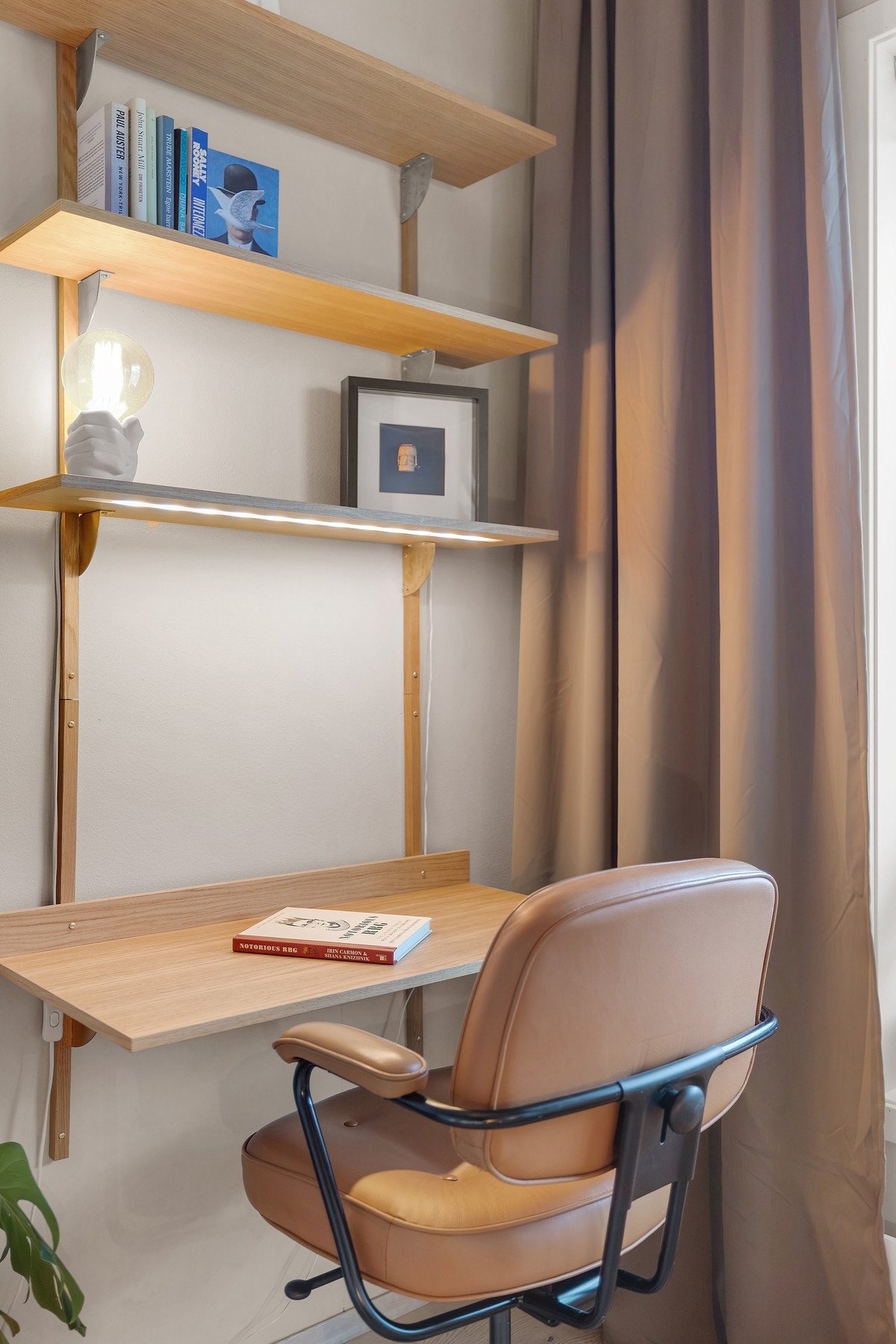 Dette soverommet har også hele 3 meter takhøyde Galleribilde