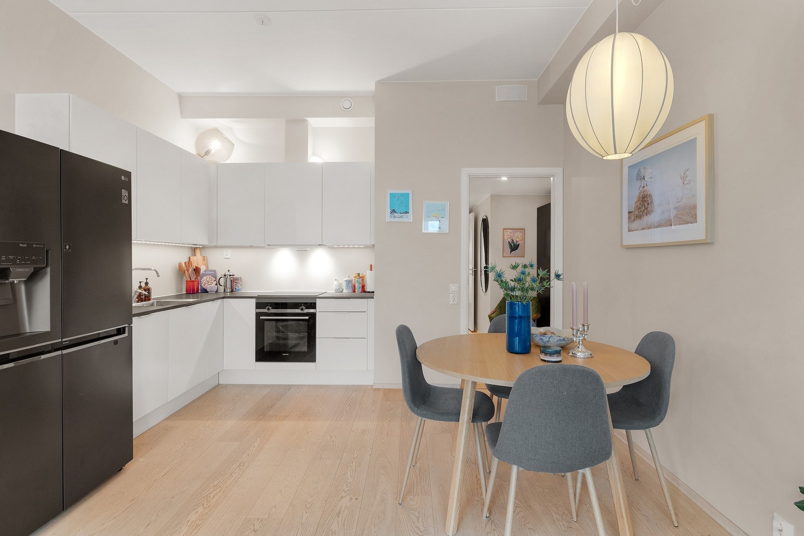 Integrerte hvitevarer med innfelt platetopp, oppvaskmaskin og komfyr medfølger handelen Galleribilde