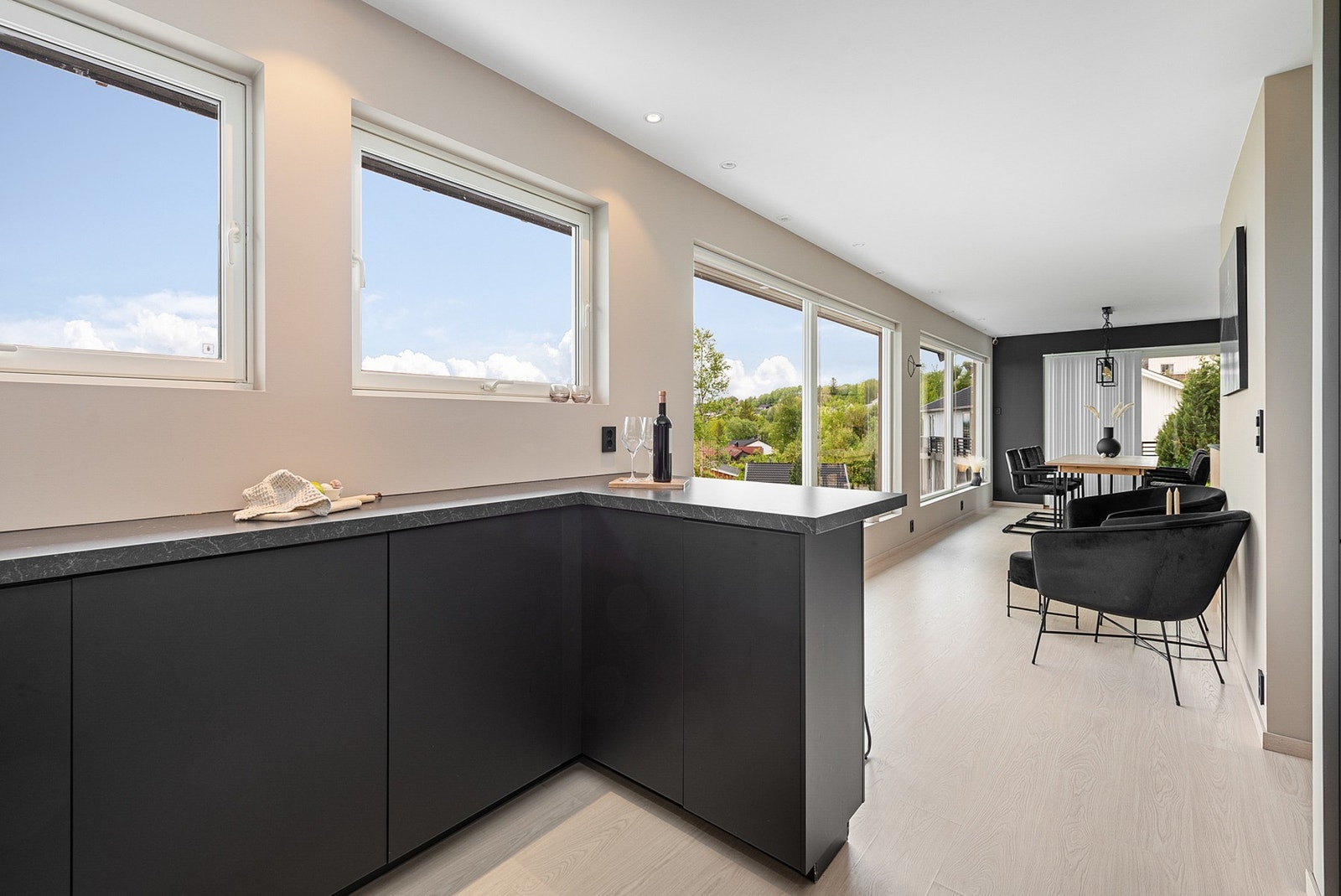 Kjøkkenhalvøyen er svært praktisk for de raske måltidene eller sosialisering med gjestene mens man kokkelerer. Galleribilde