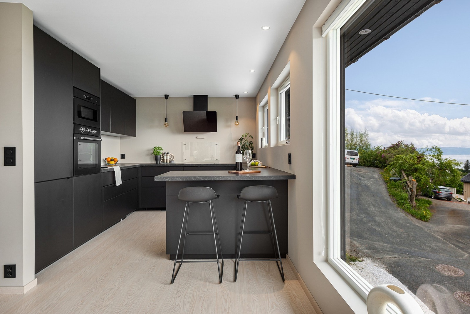 Smakfullt og innholdsrik kjøkken fra 2020 i mørk utførelse. Galleribilde