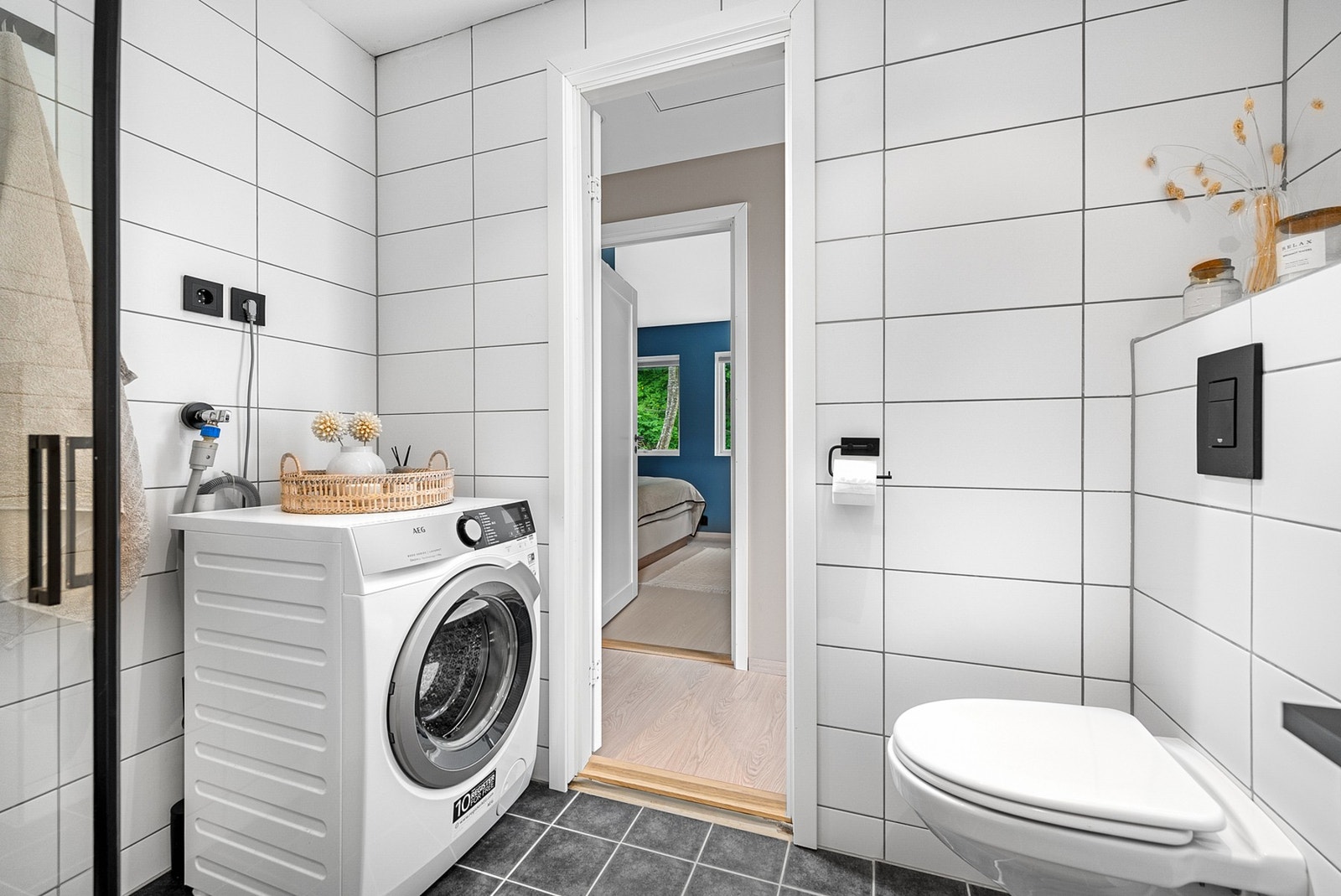 Badet er også utstyrt med behagelig varme i gulv, vegghengt toalett og opplegg for vaskemaskin. Boligen har også eget vaskerom. Galleribilde