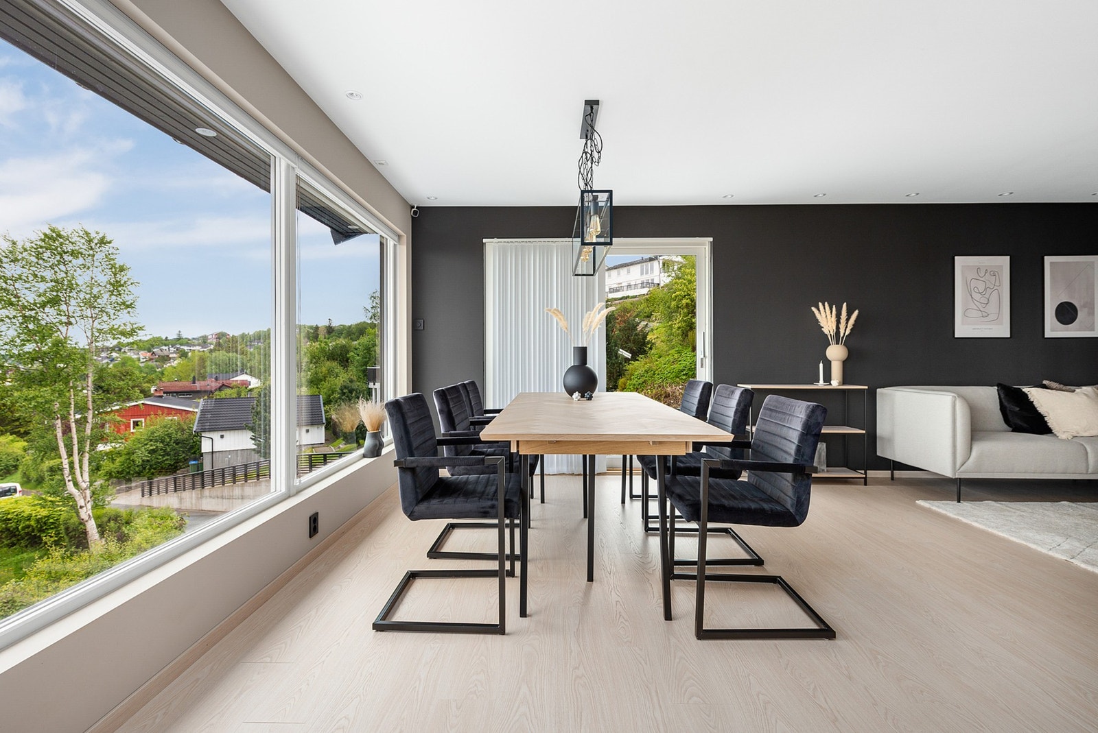 Den generøse størrelsen sørger for at man har god plass til å samle familie og venner til hyggelige selskap. Galleribilde