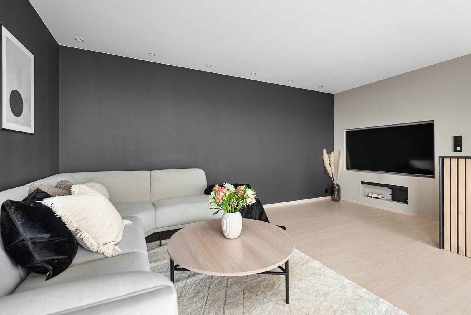 Moderne komfort og den gjennomtenkte planløsningen er noe dagens eiere har satt stor pris på. Galleribilde