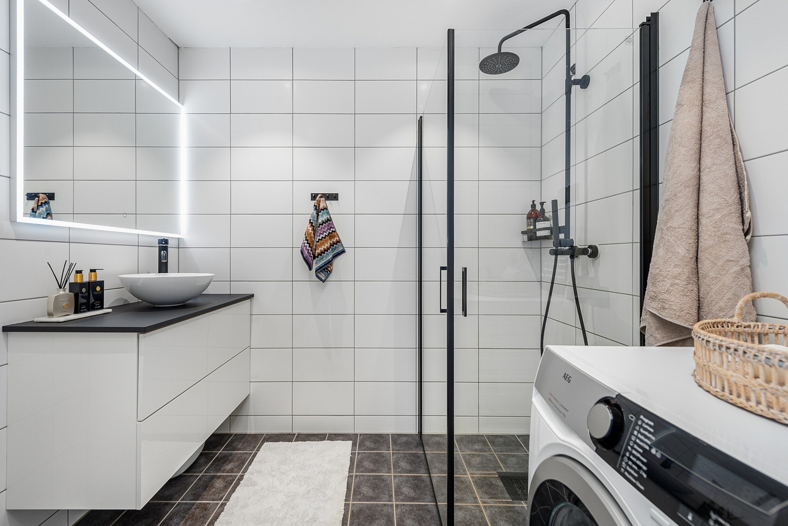 Delikat flislagt baderom som i 2020 ble oppgradert med bla. stilren servant med underskap, speil og dusjhjørne. Galleribilde