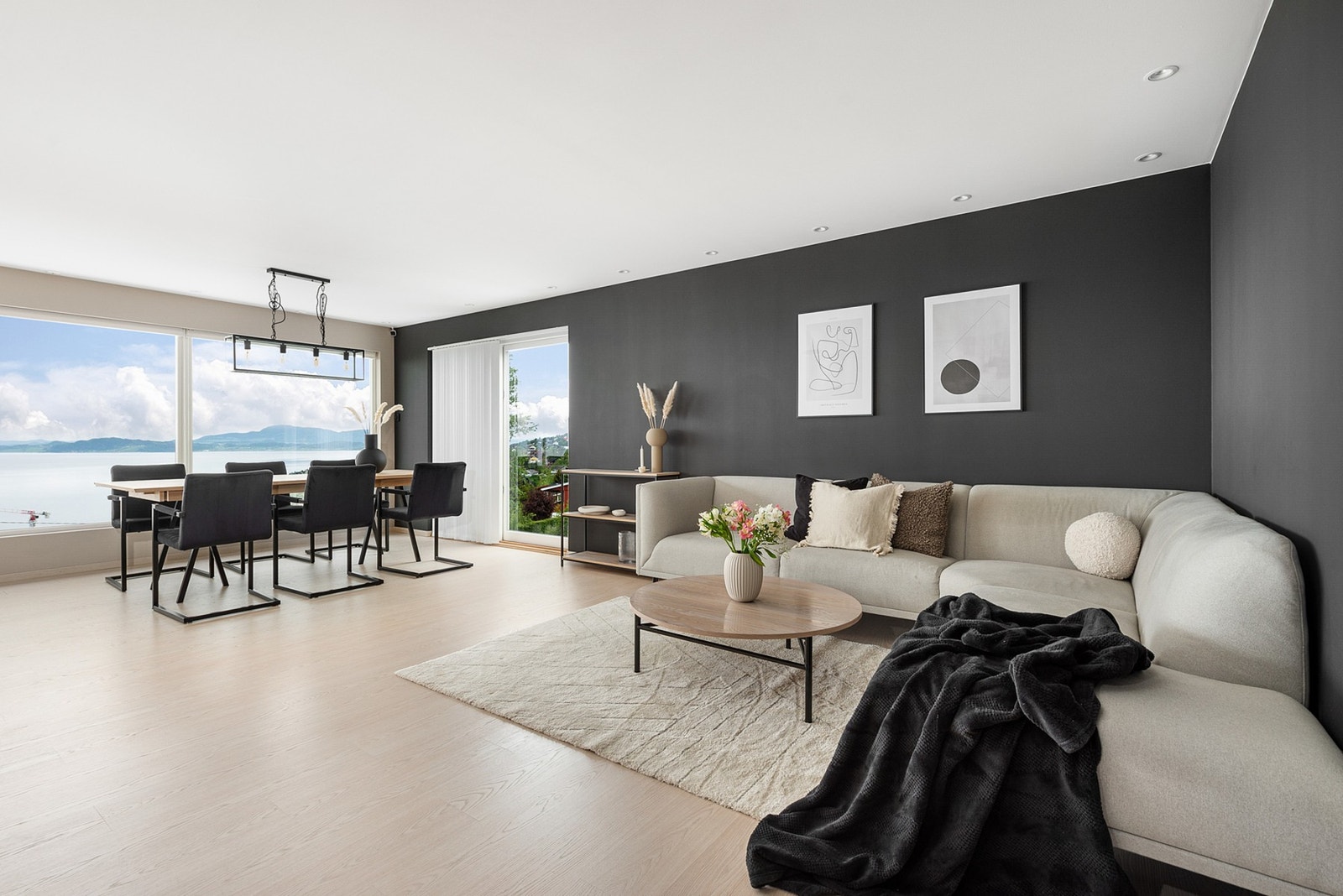 Velkommen hjem til Duevegen 8 - enebolig beliggende i et meget etterspurt boligområde på Saksvik. Galleribilde