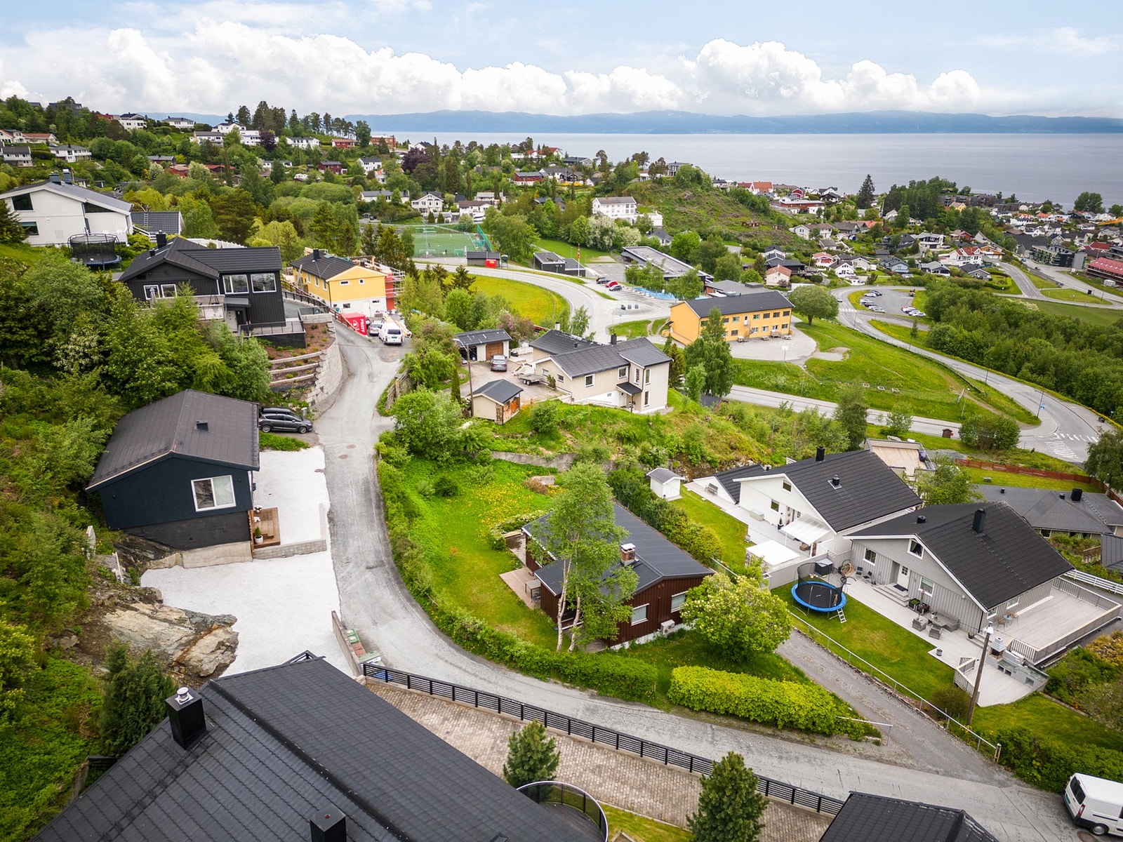 Eiendommen har en strategisk plassering mellom Stjørdal og Trondheim i det populære boligområdet Sakvik i Malvik kommune. Kort vei til bylivet og beliggende i landlige omgivelser gjør at området passer de fleste. Galleribilde