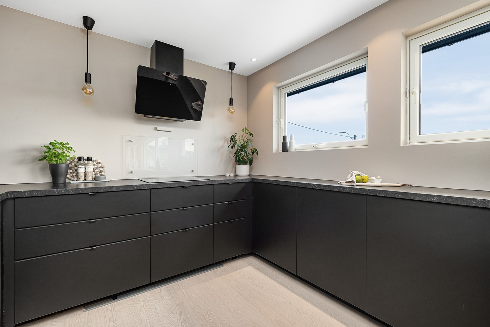 Kjøkkenet er innredet med integrert platetopp, stekeovn, oppvaskmaskin, kombiskap og mikrobølgeovn. Disse medfølger handelen. Galleribilde