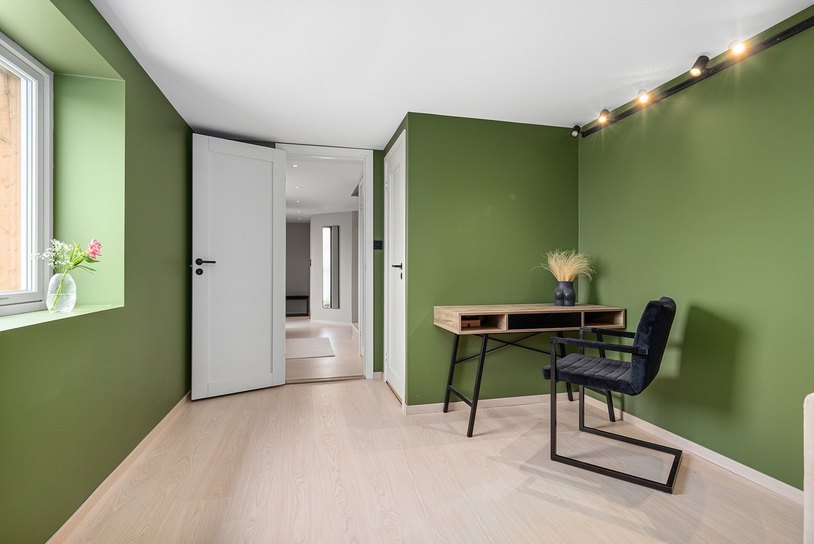 Rommet er idag malt i en delikat beige nyanse. Praktisk bod til høyre i rommet. Galleribilde