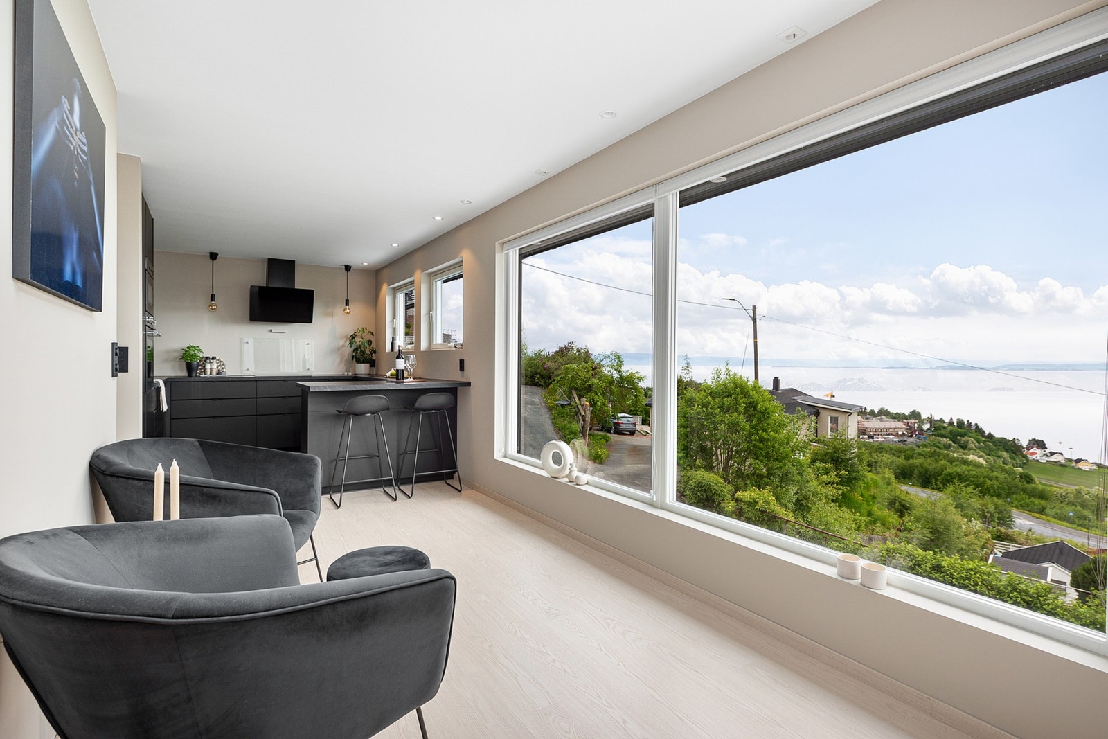 Fra stue til kjøkken har man en elegant overgang med egen loungeavdelig hvor man kan nyte utsikten ytteligere. Galleribilde