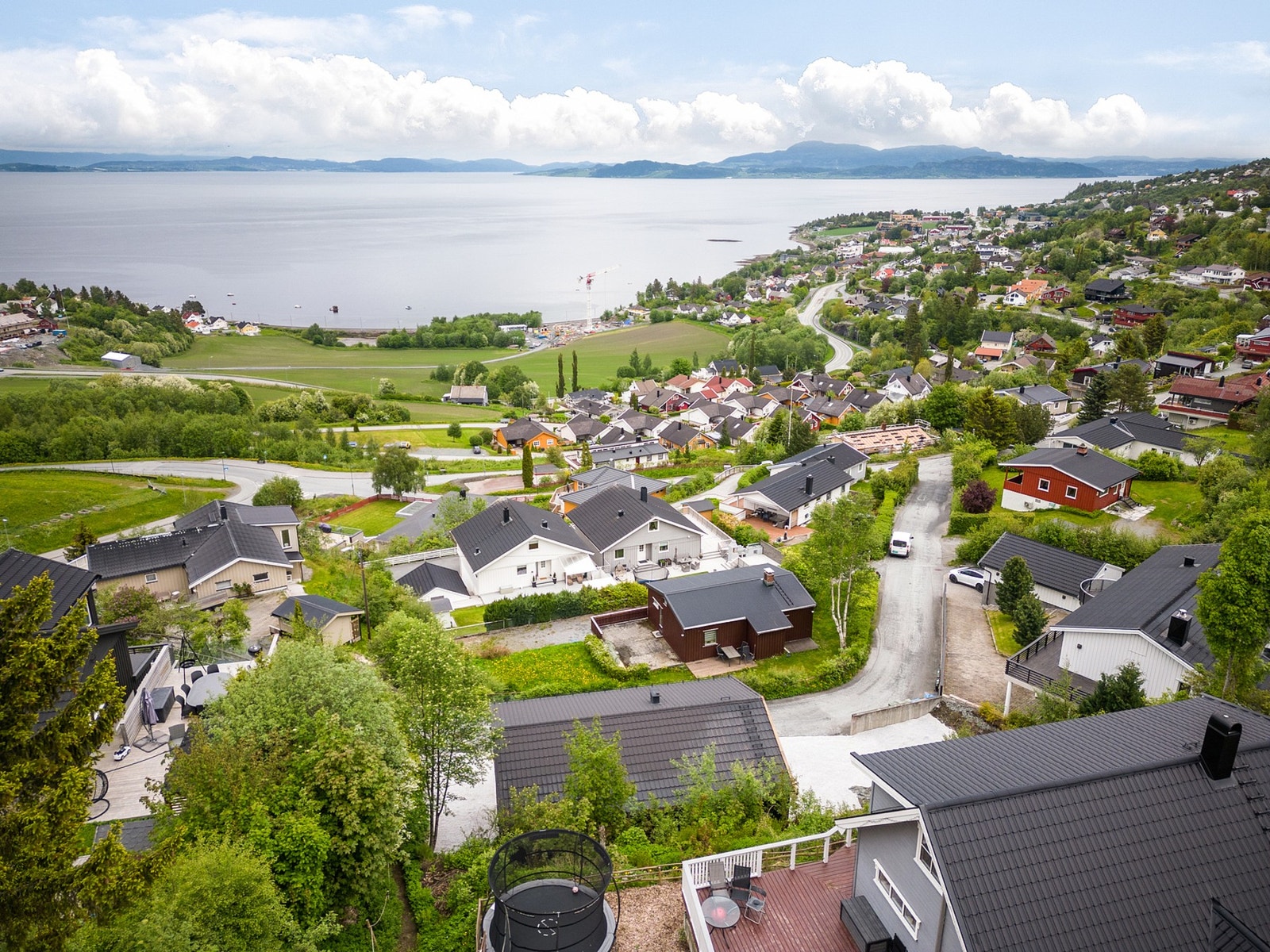 Med kort avstand til skoler, barnehager, kollektivtransport og dagligvare får man en behagelig og lettvindt hverdag i Duevegen 8. Galleribilde