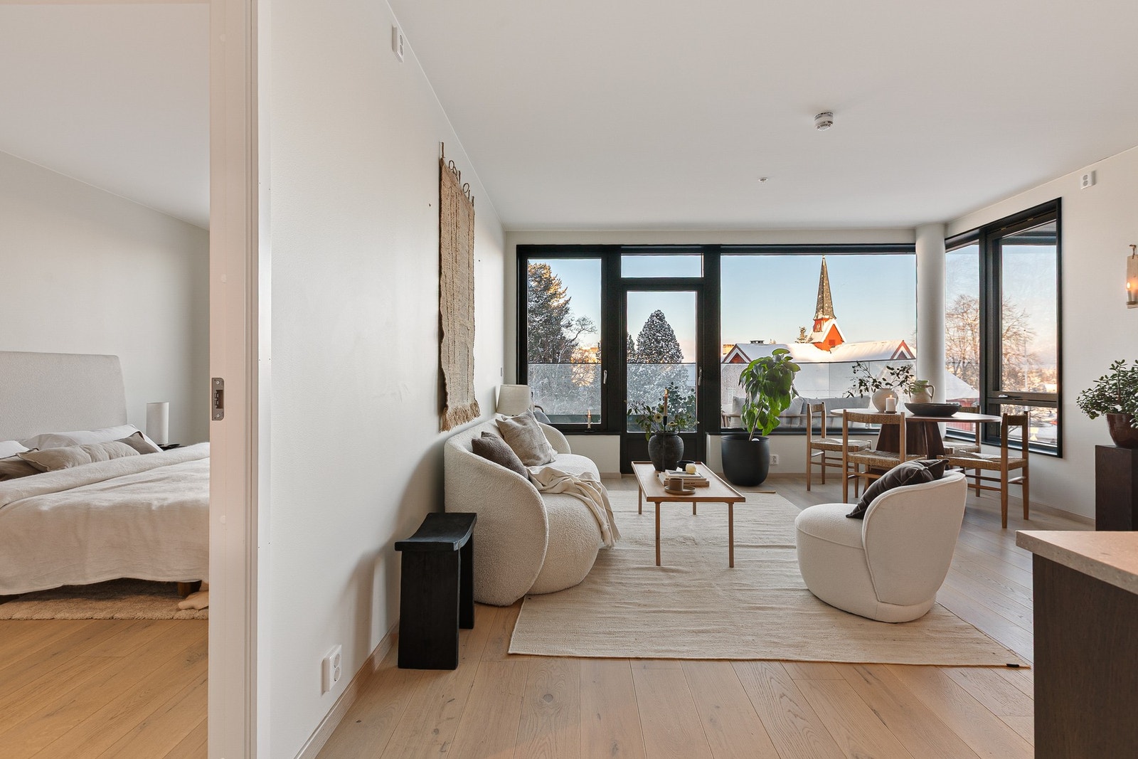 Begge soverommene er romslige og ligger på hver sin side av stuen. Her vises inngang til hovedsoverommet. Galleribilde