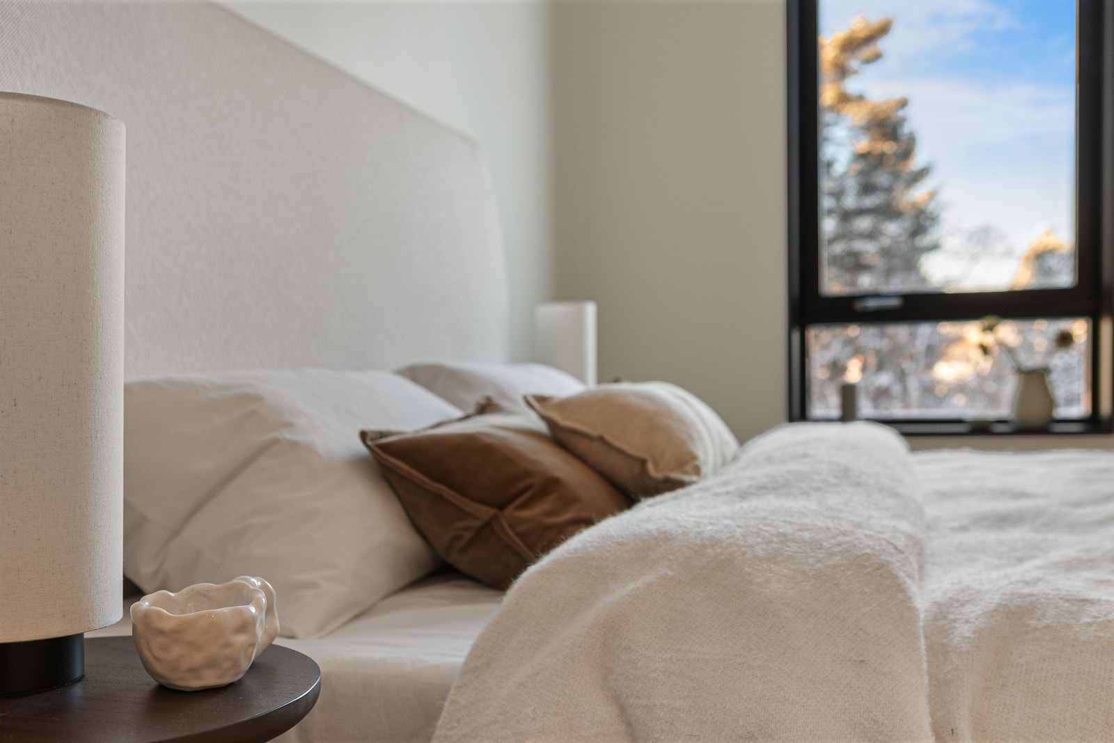 Leiligheten har en gjennomført, tidløs nordisk palett. Dette skaper en helhetlig romfølelse hvor rommene flyter naturlig over i hverandre. Galleribilde