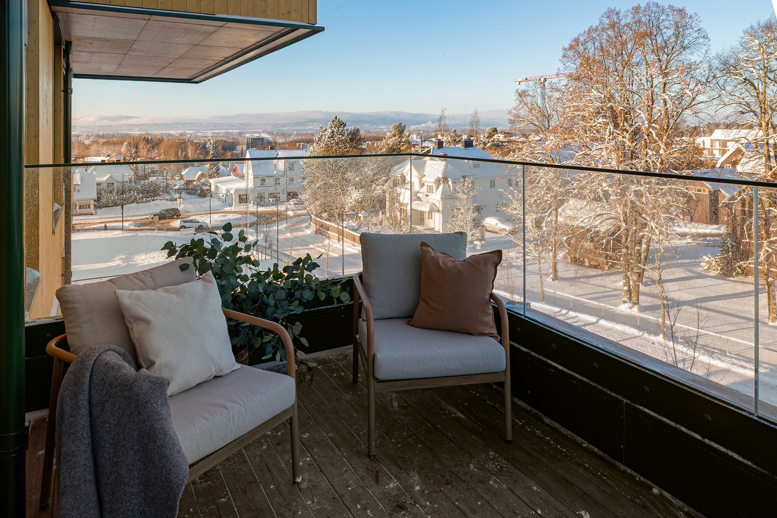 Mot vest har du også vid utsikt over nærområdet, åskammer og horisonten i det fjerne. Galleribilde