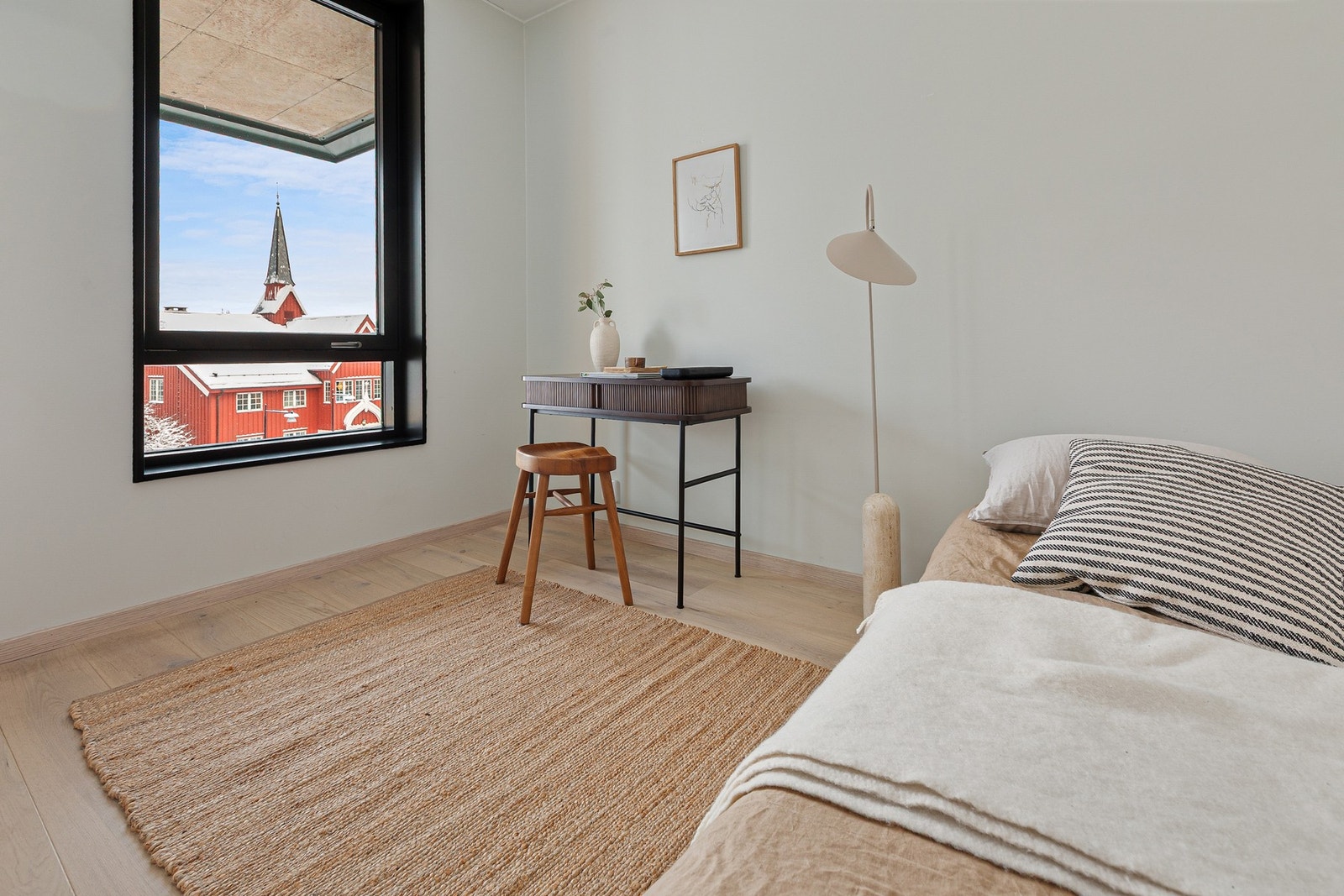 Soverommene har fredfullt utsyn mot Herredshuset og grønne omgivelser, som gir en god start på dagen. Galleribilde