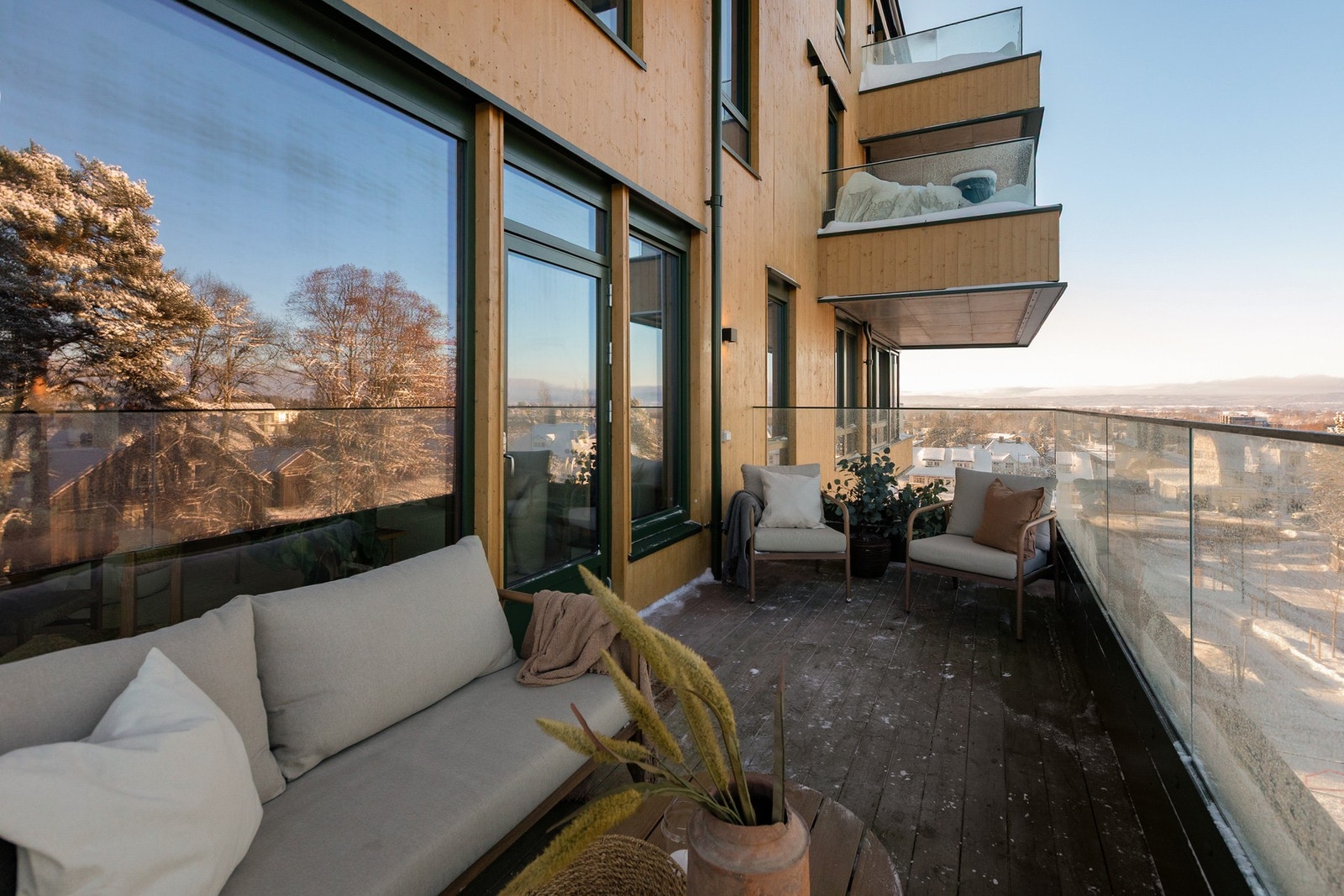 Solen treffer balkongen igjen på ettermiddagen og varer utover kvelden - ideelt for griling og sene sommerkvelder. Galleribilde