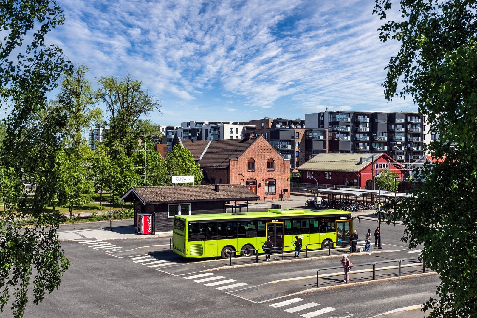 Buss og tog er lett tilgjengelig med Jessheim stasjon kun få minutters gange unna. Reisetid med tog er ca. 25 minutter til Lillestrøm og ca. 35 minutter til Oslo, mens Oslo lufthavn Gardermoen nås på rundt 20 minutter med buss. Galleribilde