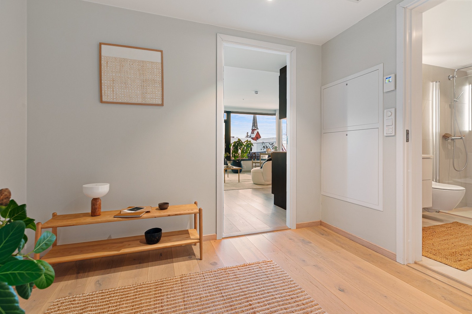 Innvendig møtes du av en lys og luftig entré, som gir en vennlig velkomst inn i boligen. I entréen har du god plass til nødvendig garderobe og annet møblement. Galleribilde