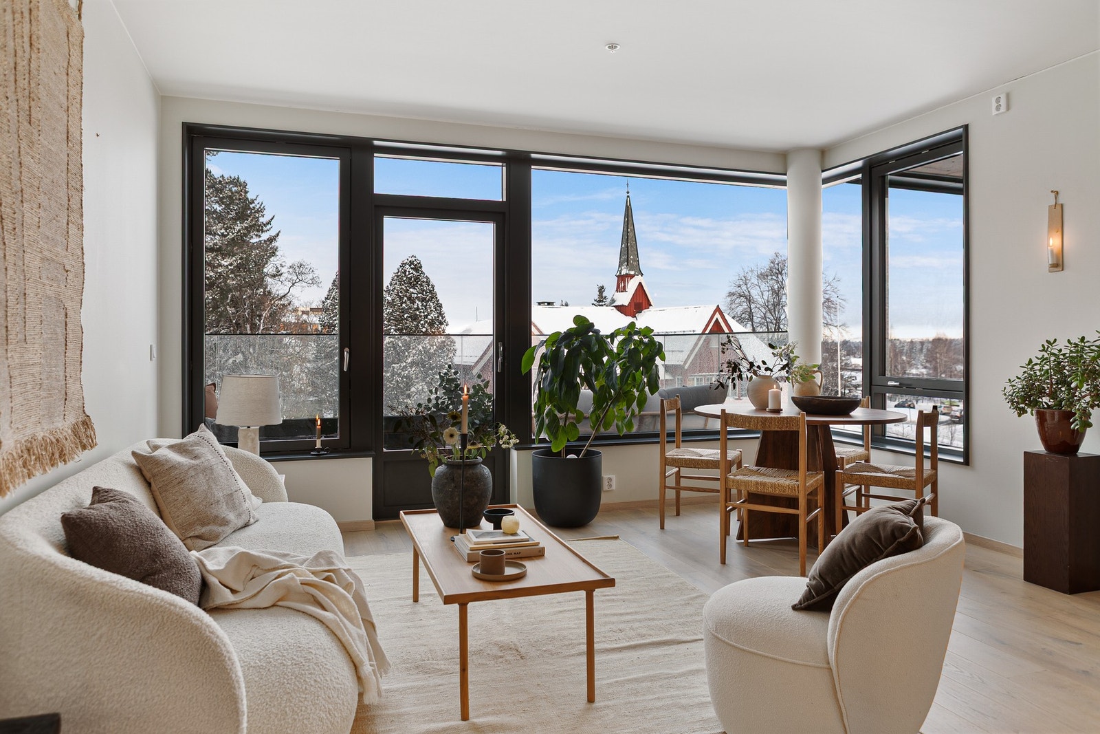 Fra stuen nyter du en stemningsfull utsikt mot Herredshuset og de tradisjonsrike omgivelsene - ofte med flagget vaiende i vinden. Galleribilde