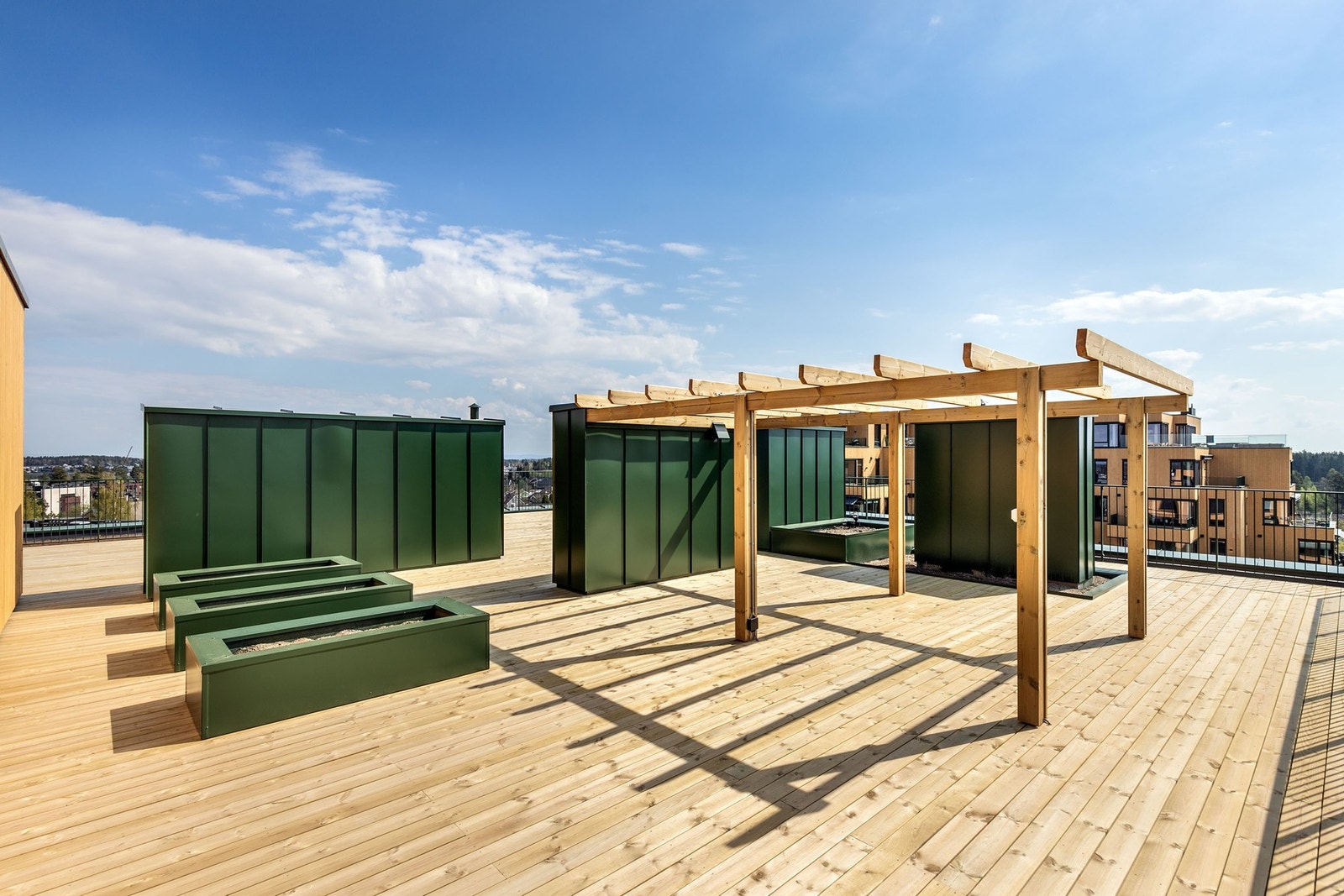 På toppen av Torghuset troner det en stor takterrasse til fri benyttelse for beboerne. Takterrassen har sol fra morgen til kveld og fantastisk utsikt. Terrassen er i dag opparbeidet med ulike soner med solsenger, beplantning og pergola. Galleribilde