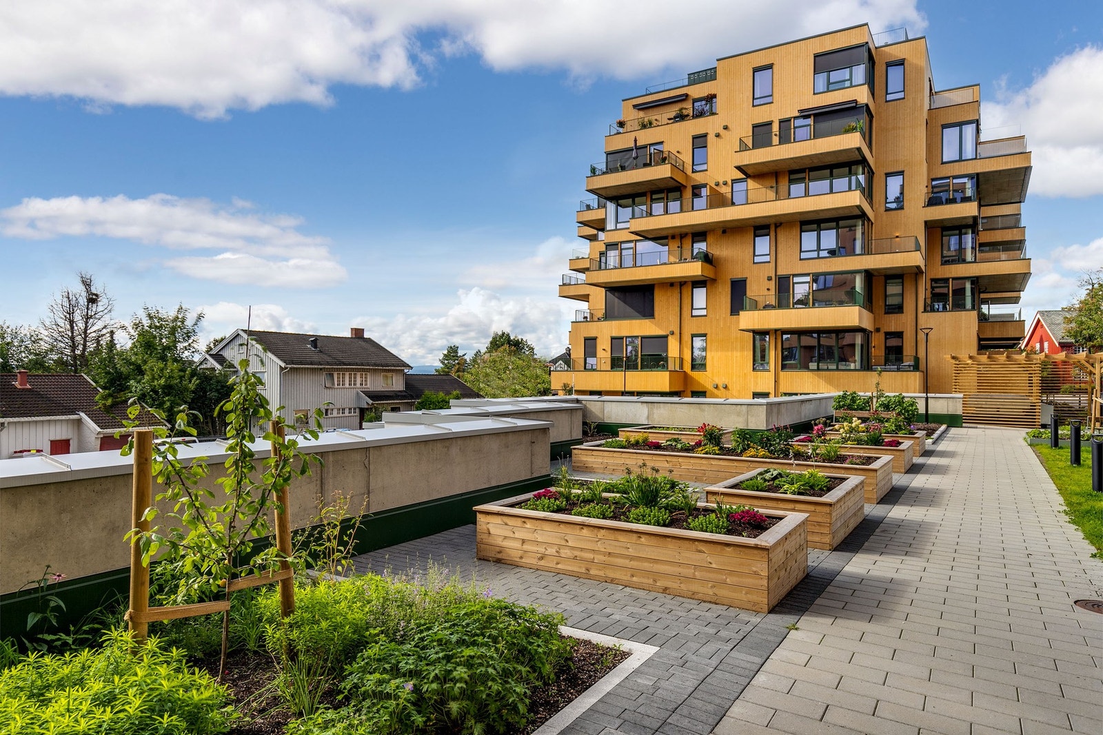 Hagen er opparbeidet med sitteplasser, plenarealer, trær, blomsterbed og belyste gangveier, i tillegg til lekestativer for barna. Galleribilde