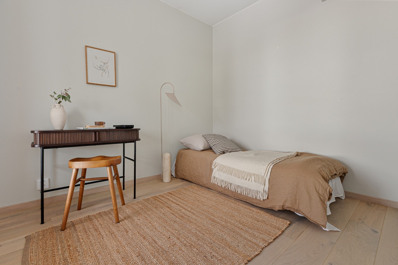 Soverom II ligger på motsatt side av stuen. Legg merke til takhøyden på soverommene, som bidrar til en sval og luftig atmosfære. Galleribilde