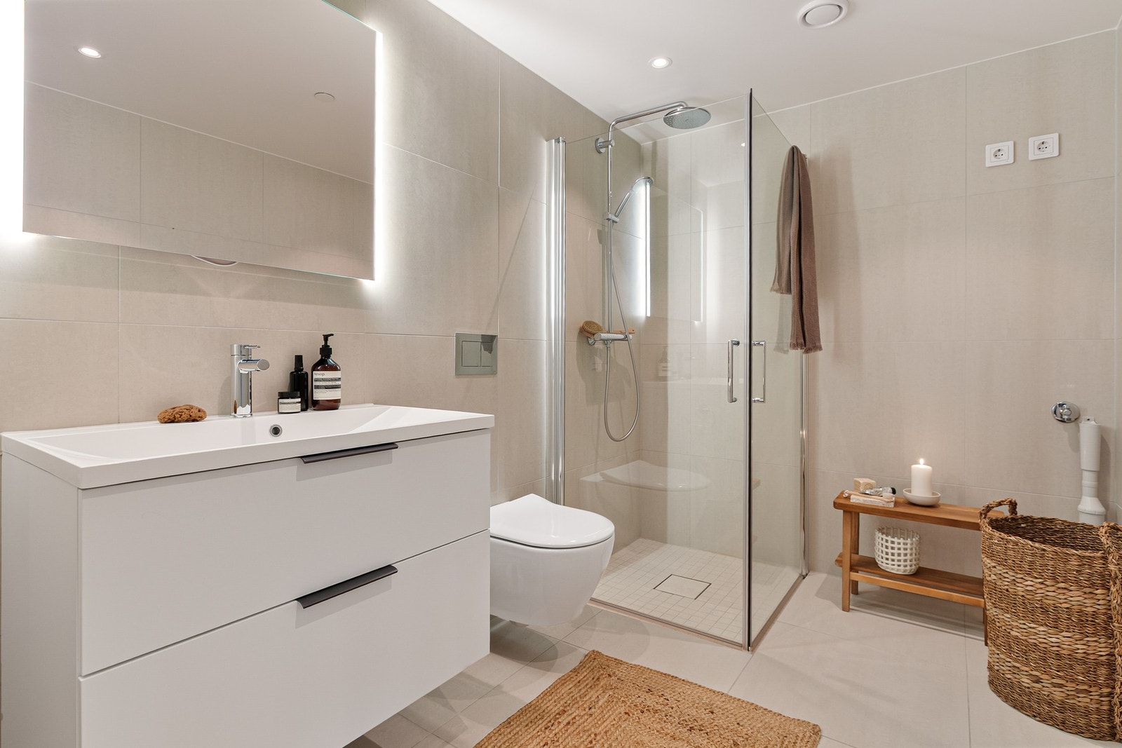 Delikat flislagt bad med moderne utførelse og meget god størrelse. Det er opplegg for vaskemaskin- og tørketrommel med vann, avløp og stikkontakt. Galleribilde