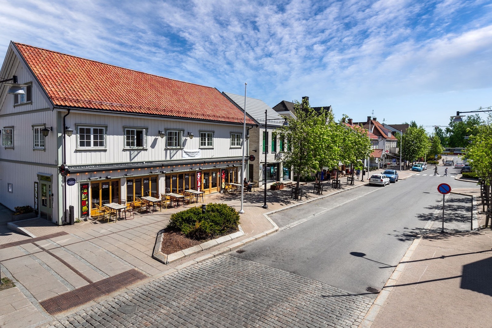 Jessheim har utviklet seg til en sjarmerende liten storby. Storgata ligger bare et steinkast unna, med alt du trenger av sjarmerende butikker, koselige caféer og spisesteder. Galleribilde