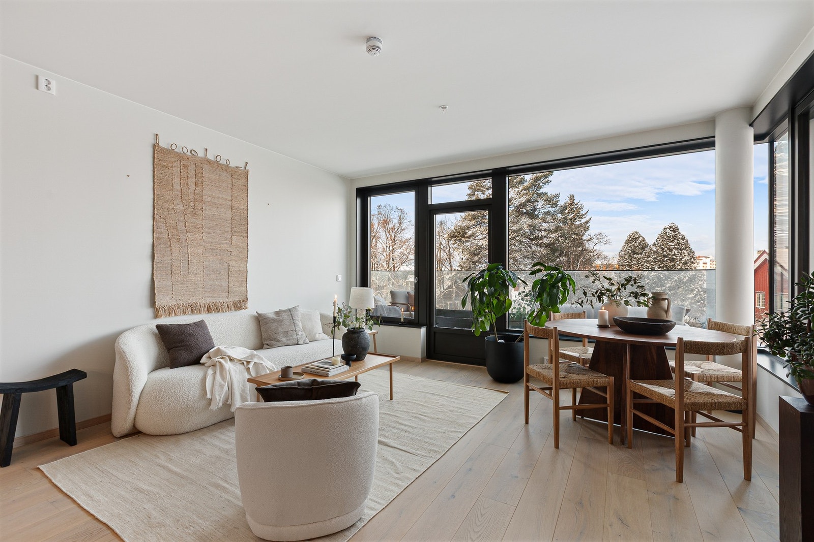 Allrommet legger til rette for hyggelige sammenkomster med venner eller familie, samtidig som rommet oppleves lunt og usjenert for rolige stunder i eget selskap. Galleribilde