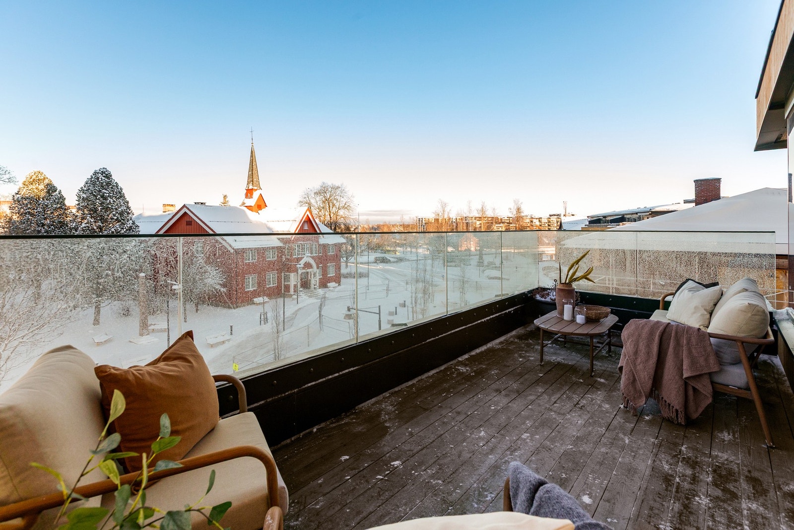 Balkongen er på 13 kvm og fungerer som en herlig forlengelse av stuen sommerstid. Med sin orientering mot øst og nordvest byr den på gode solforhold. Galleribilde