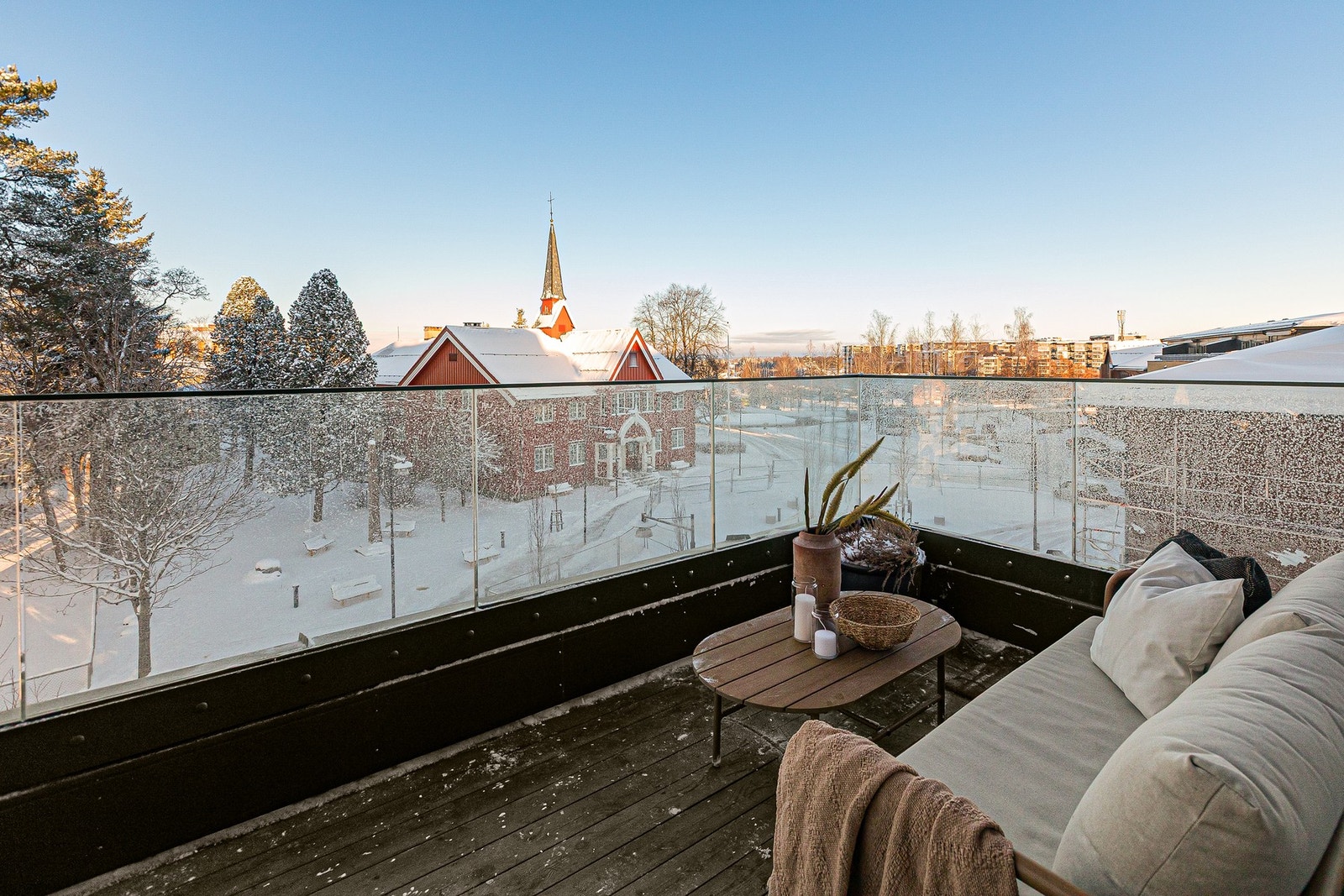 Om sommeren får du tidlig morgensol fra øst, som strekker seg inn på balkongen over Bankbygget til høyre i bildet. Galleribilde