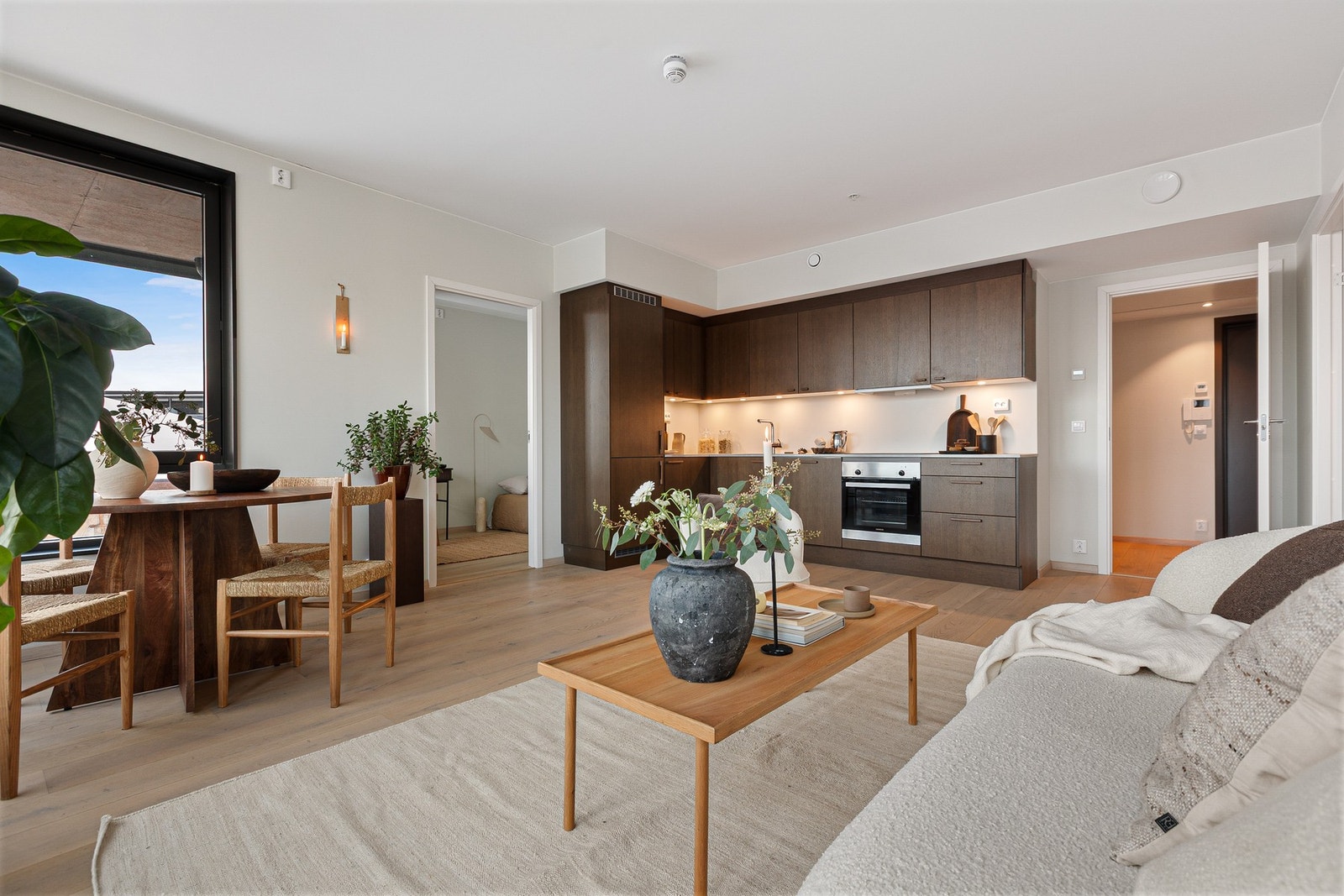 Leiligheten kombinerer høy standard, moderne løsninger og gjennomtenkte detaljer med førsteklasses materialvalg - her kan du flytte rett inn! Galleribilde