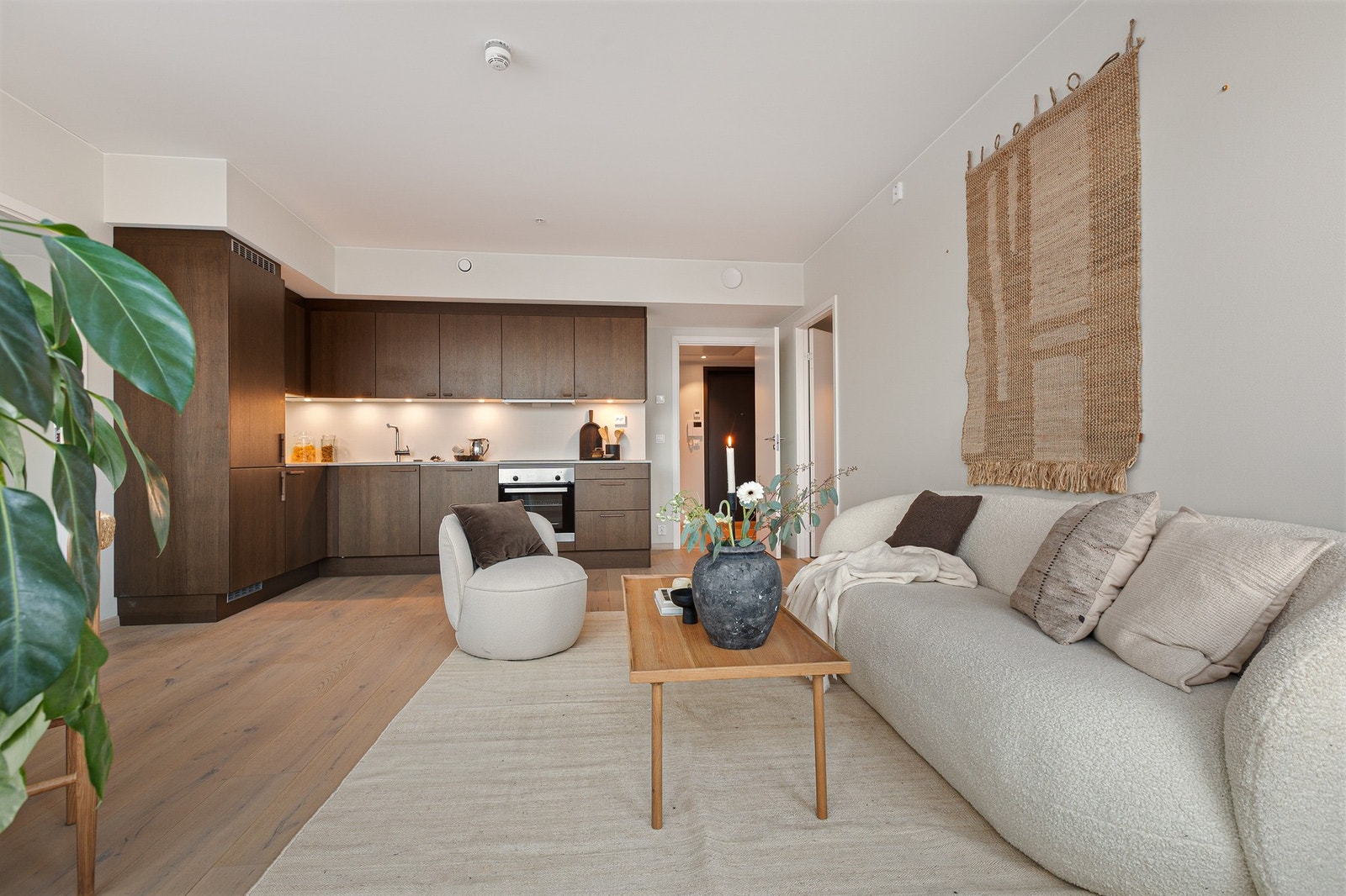 Kjøkkenet er plassert i en egen sone av stuen og kombinerer funksjonalitet med en stilren og elegant innredning som inspirerer til matlaging og samvær. Galleribilde