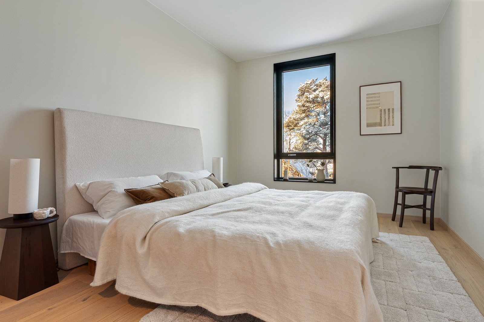 Hovedsoverommet har god plass til stor seng, rikelig med garderobe, samt kontorplass eller annet møblement. Galleribilde