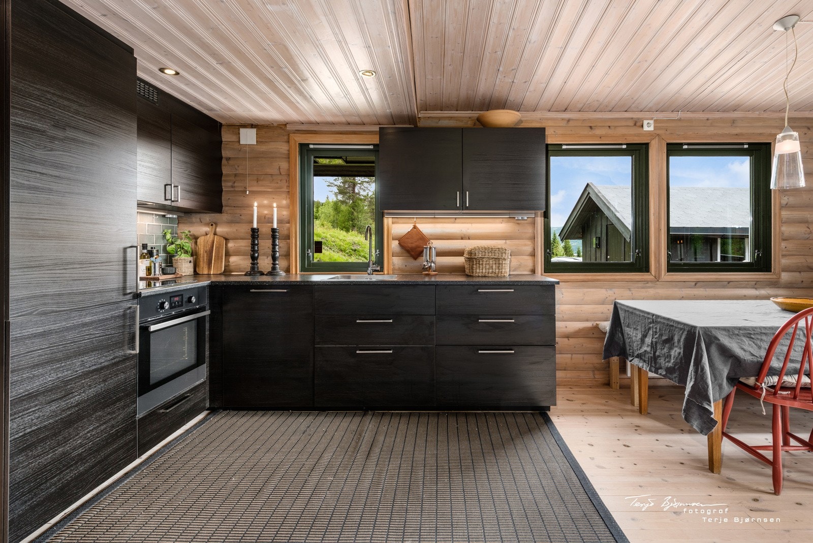 Kjøkkeninnredning i mørk og fin farge Galleribilde